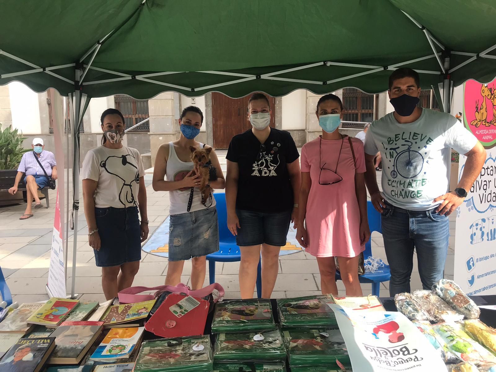 Adra refuerza la campaña para que los propietarios de mascotas mantengan la higiene pública