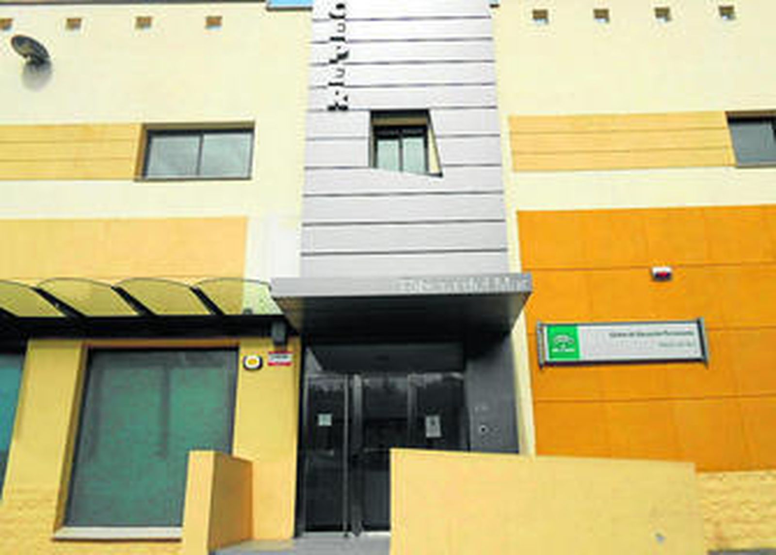 Exterior del Centro de Educación Permanente "Ribera del Mar", en Marina de la Bahía.
