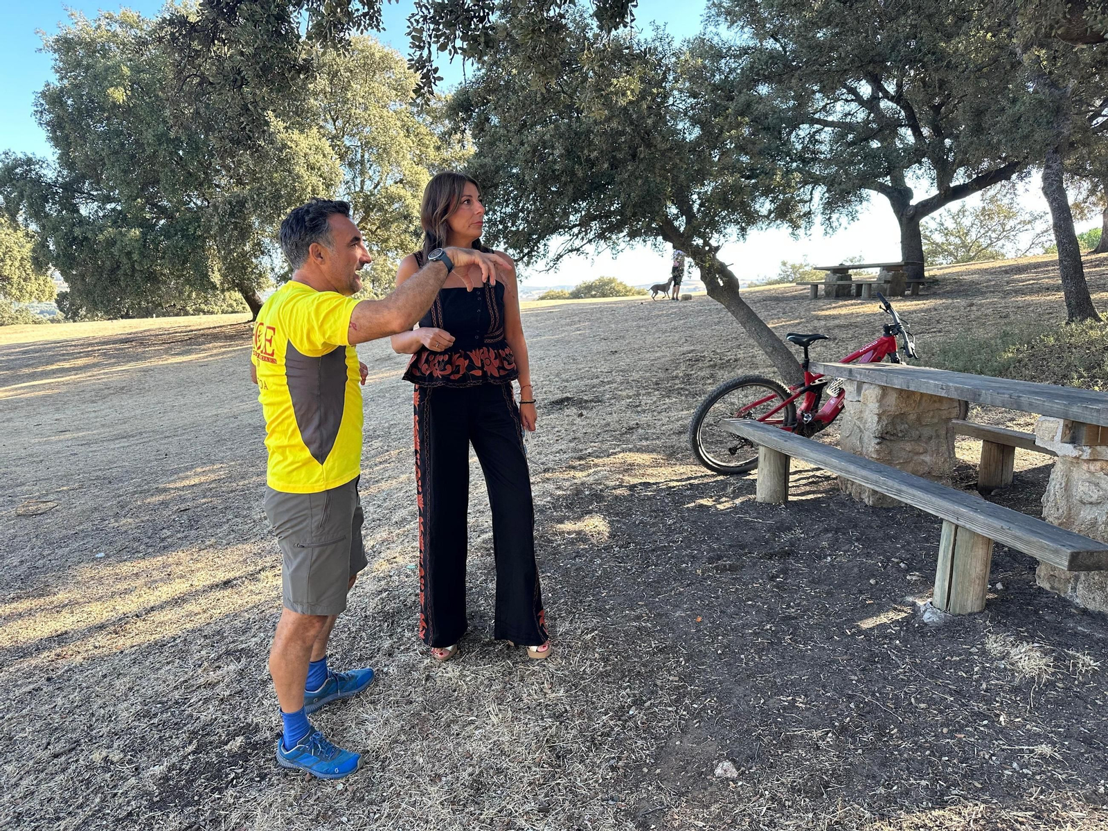 La alcaldesa junto al delegado municipal de Deportes visitando la zona.
