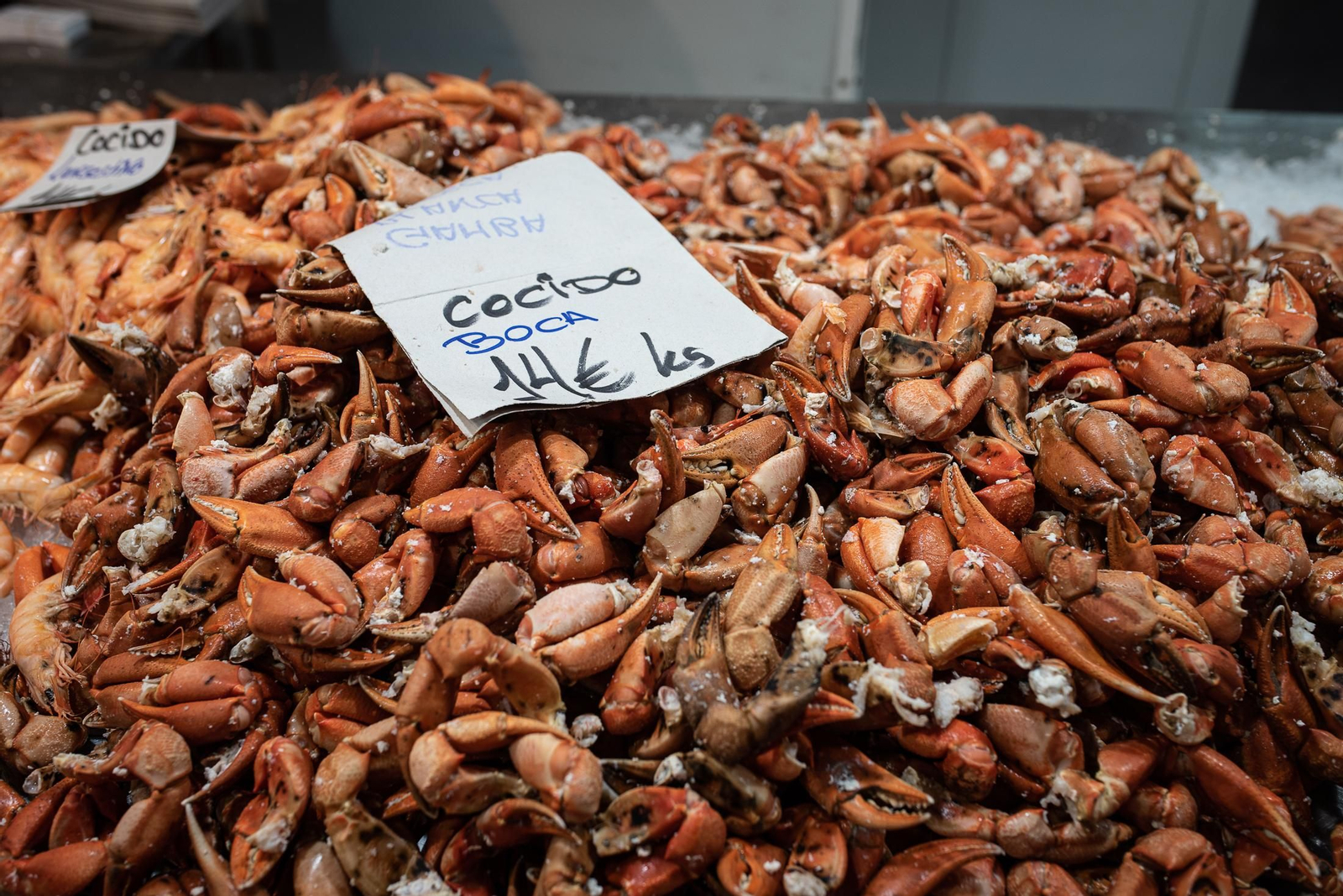 Las últimas compras en el Mercado del Carmen antes de Navidad, en imágenes
