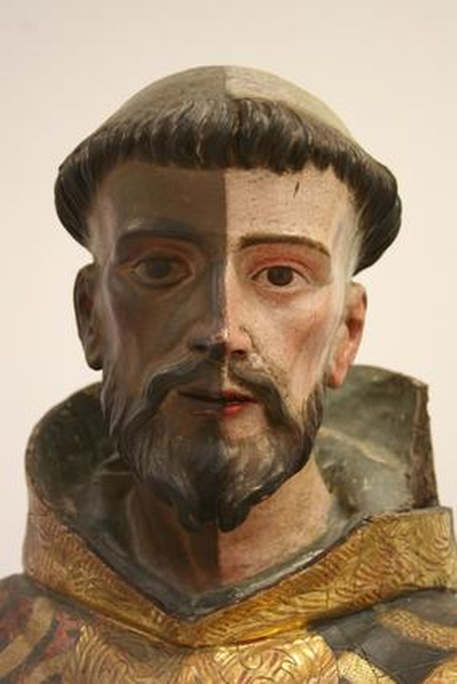 Proceso de limpieza de la escultura de San Francisco.