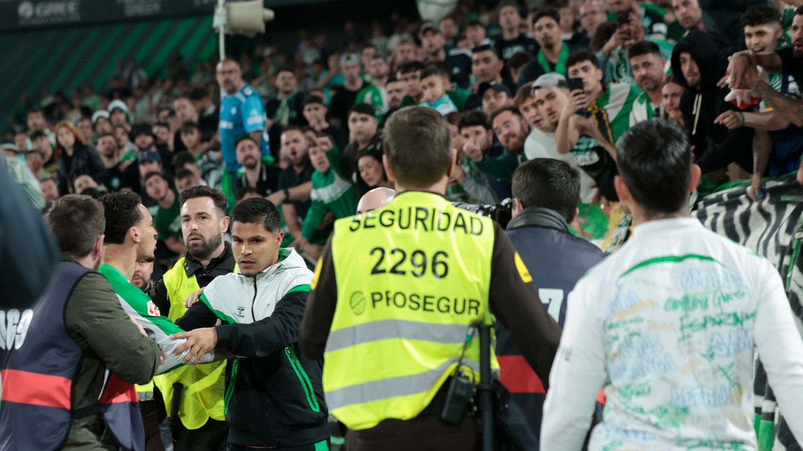 Antony se encara con aficionados en la grada de la Cartuja al final del derbi.