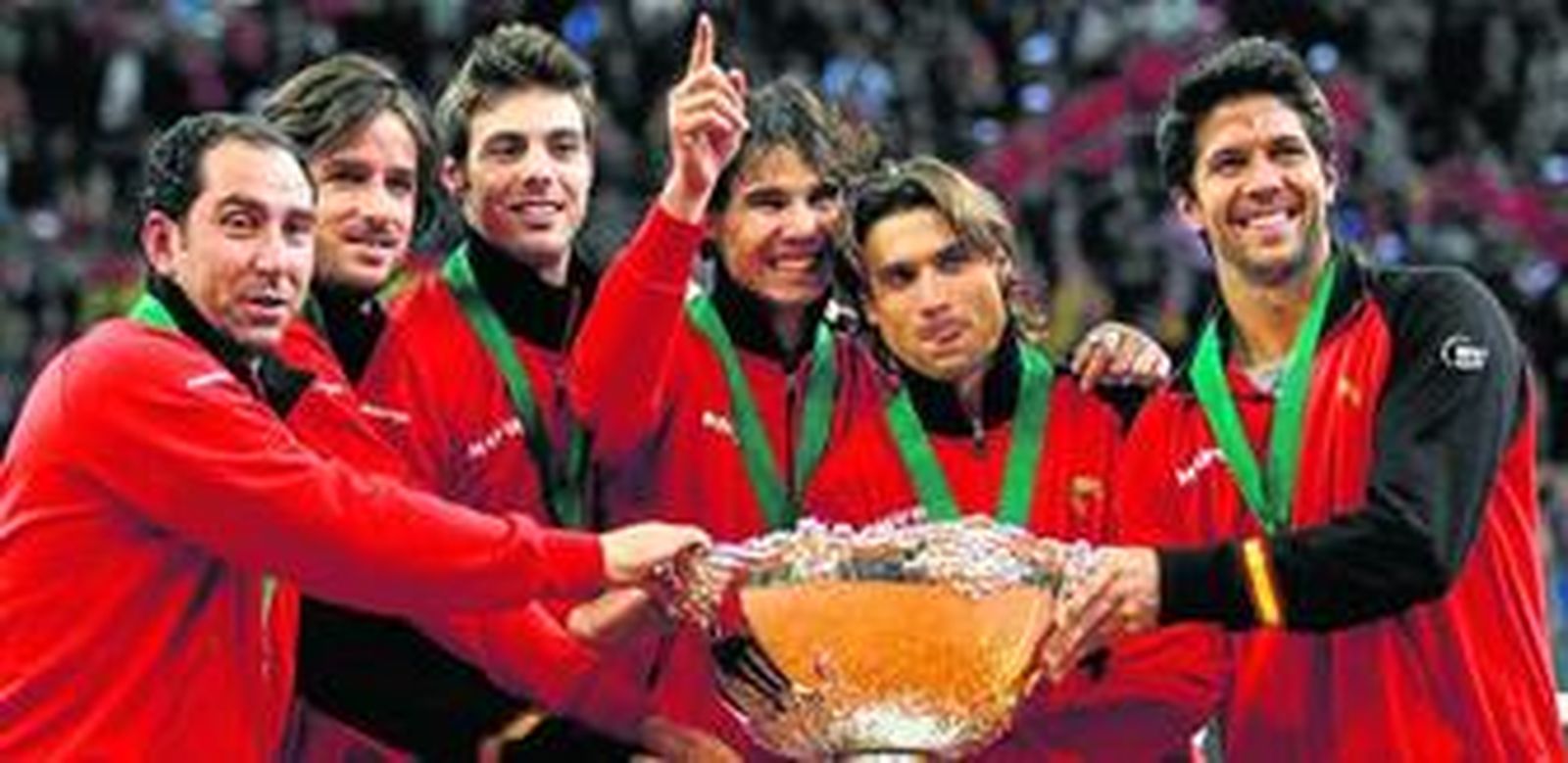 Los componentes del equipo español celebran en el estadio de La Cartuja sevillano el título de la Copa Davis conquistado a comienzos de diciembre ante Argentina.