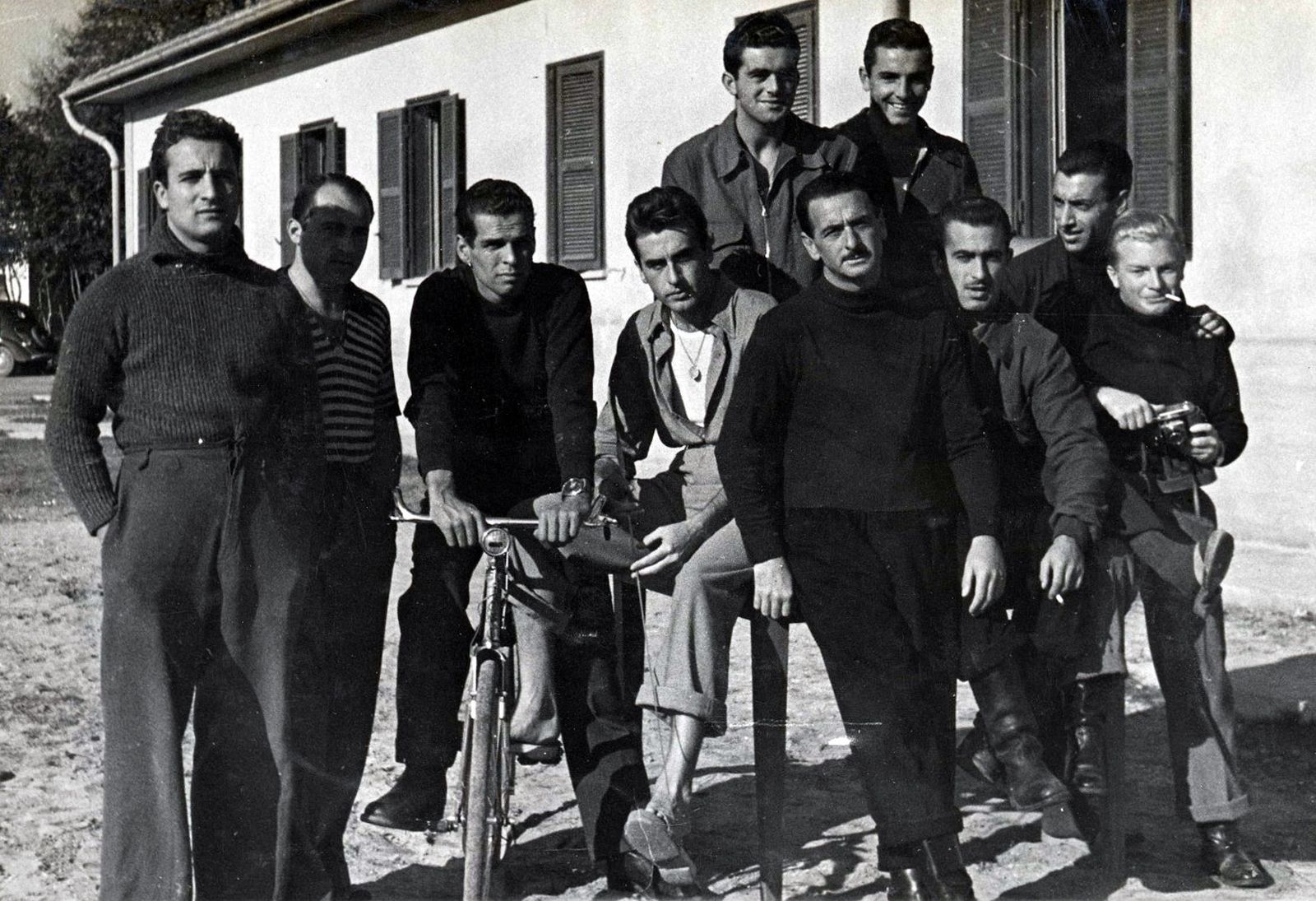 Notari en Bocca di Serchio durante su etapa como instructor jefe de la Xª MAS en 1942. Junto a él, un grupo de nuevos especialistas entre los que se encuentra el veterano Vittorio Cella, justo a su derecha, el mismo que le acompañaría durante su posterior destino en el 'Olterra'.