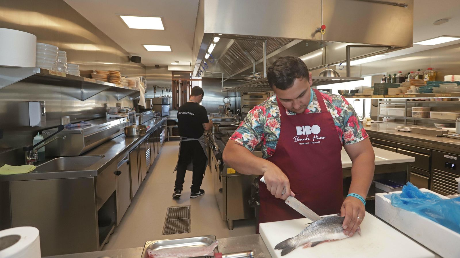 Un integrante de la plantilla de BiBo Tarifa, en la cocina.