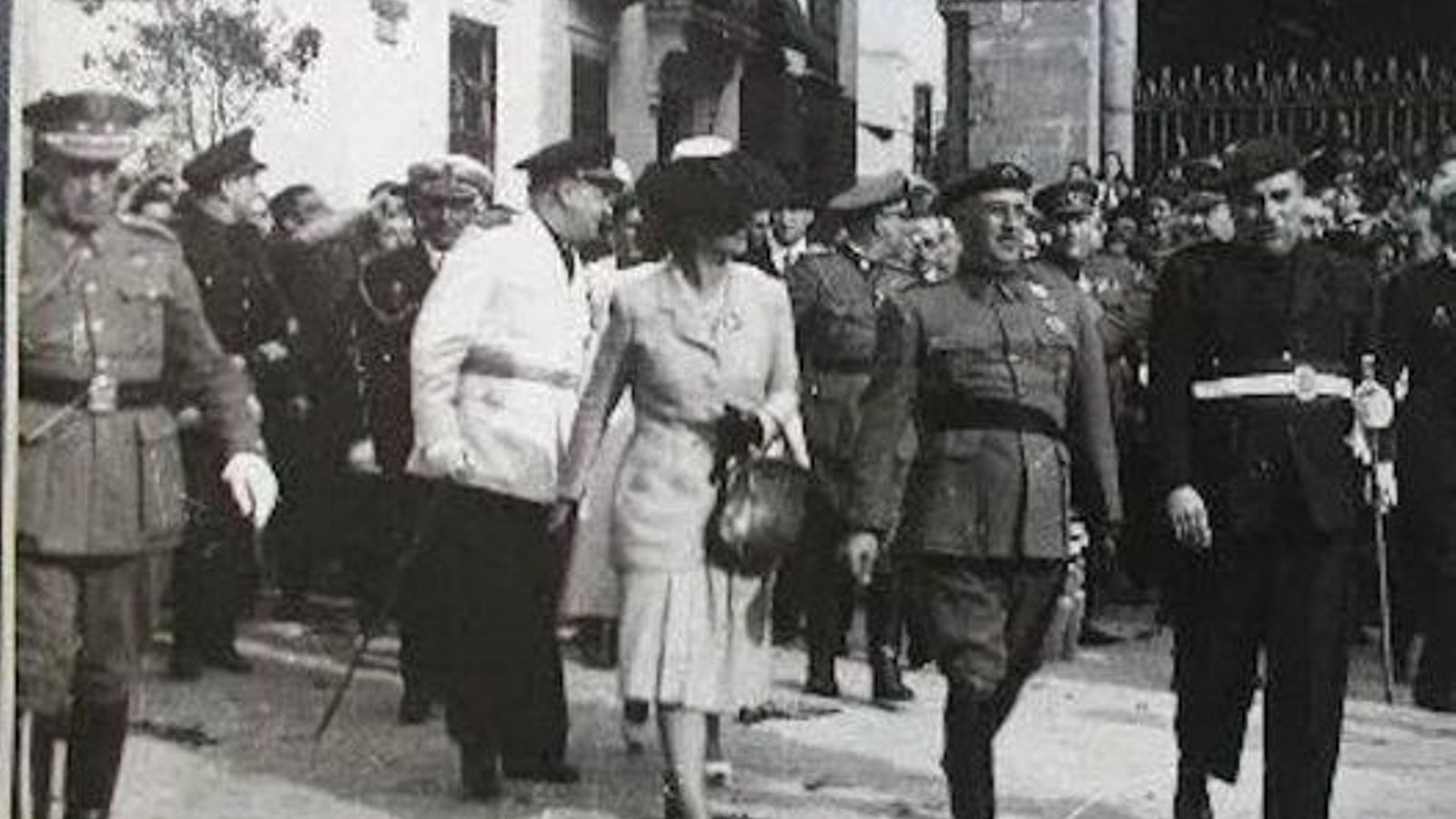 Franco y su esposa, pasando ante la antigua sede de la Biblioteca Municipal en la plaza de la Asunción.