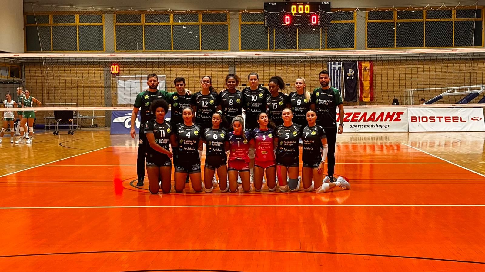 El equipo del Fundación Unicaja Andalucía posa antes de comenzar el partido en Atenas.