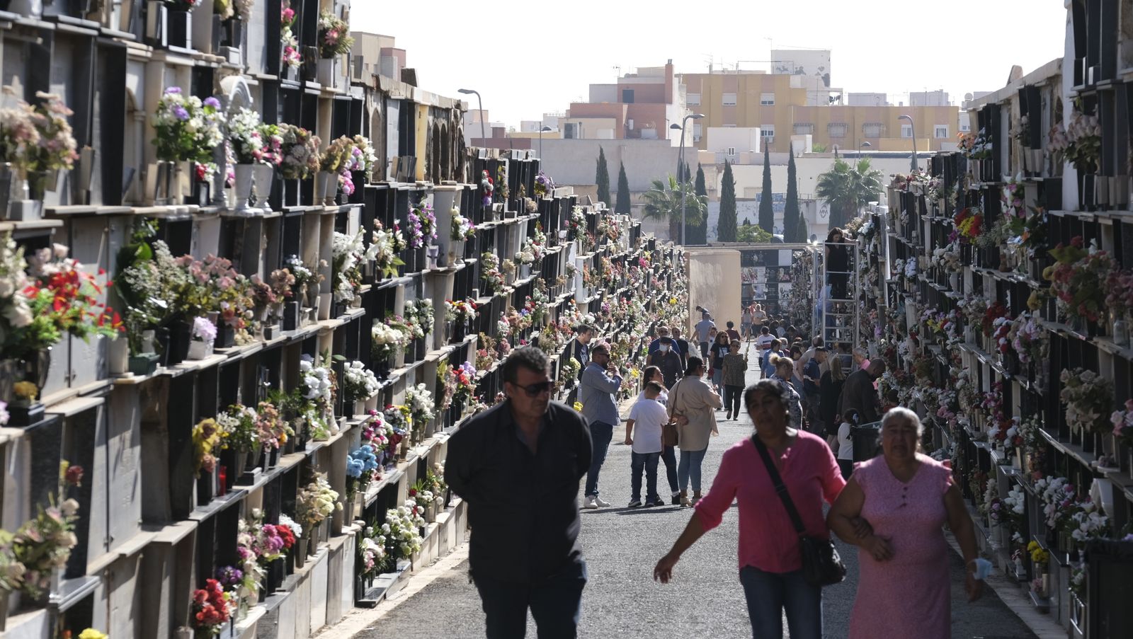 Imágenes del Día de Todos los Santos en el Cementerio de San José de Almería