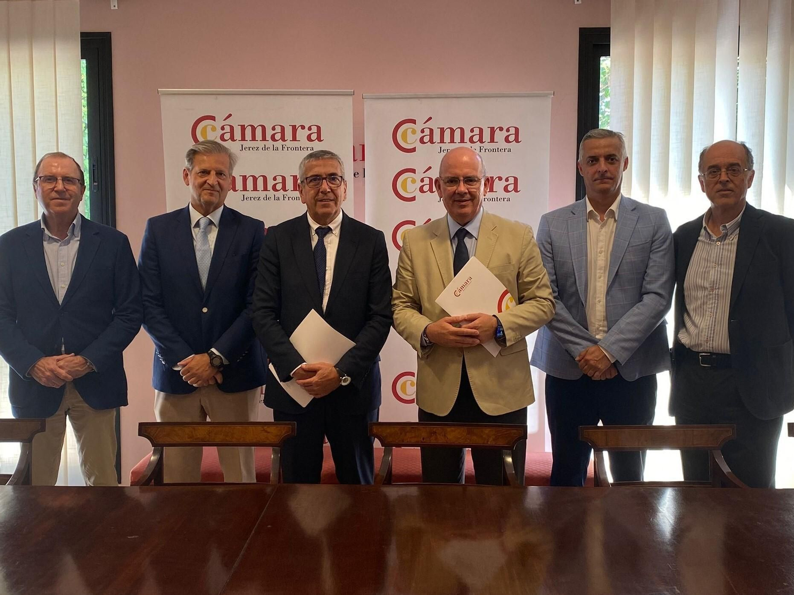 El presidente del ICO junto a responsables de la Cámara de Comercio.