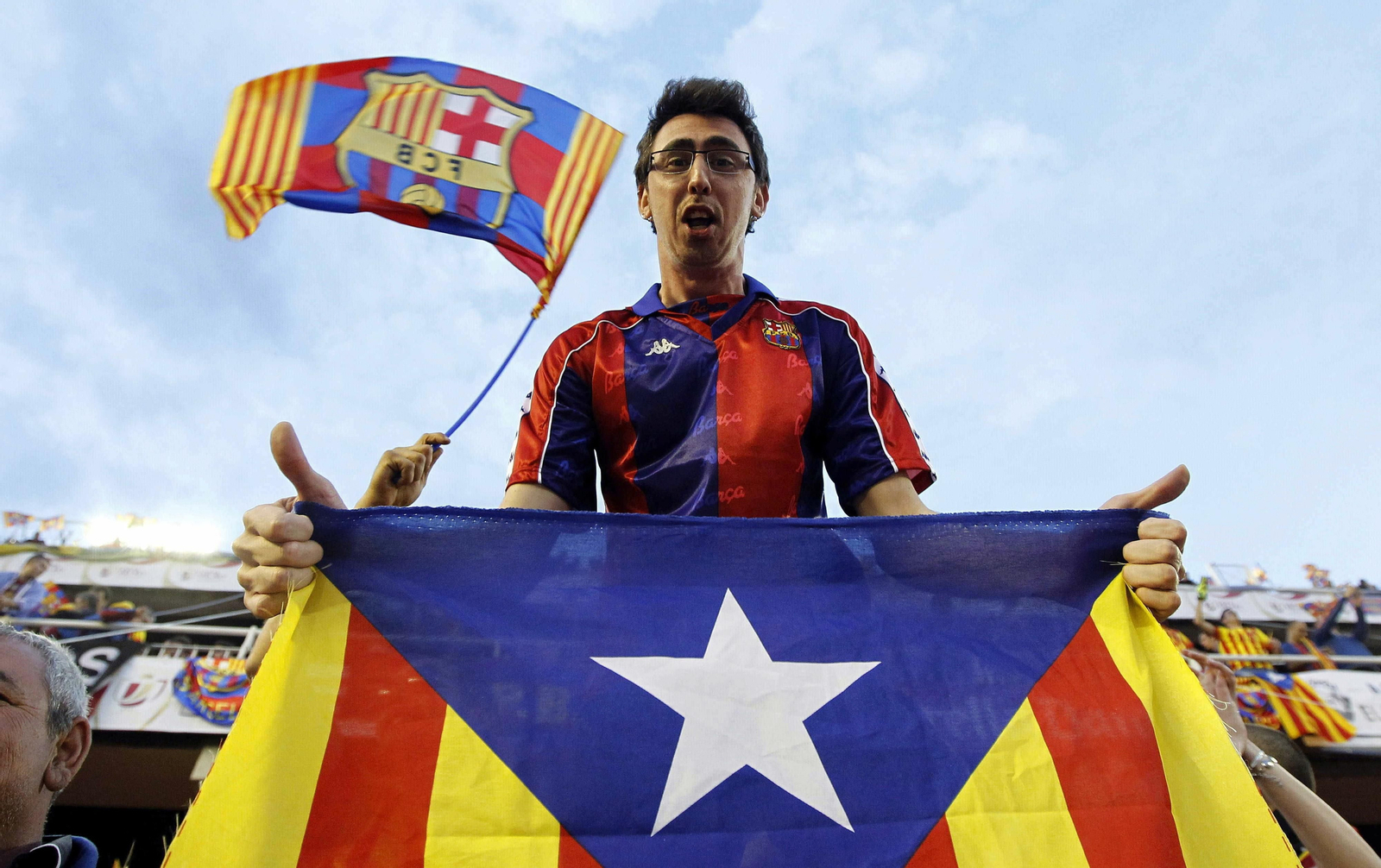 Un aficionado con una estelada