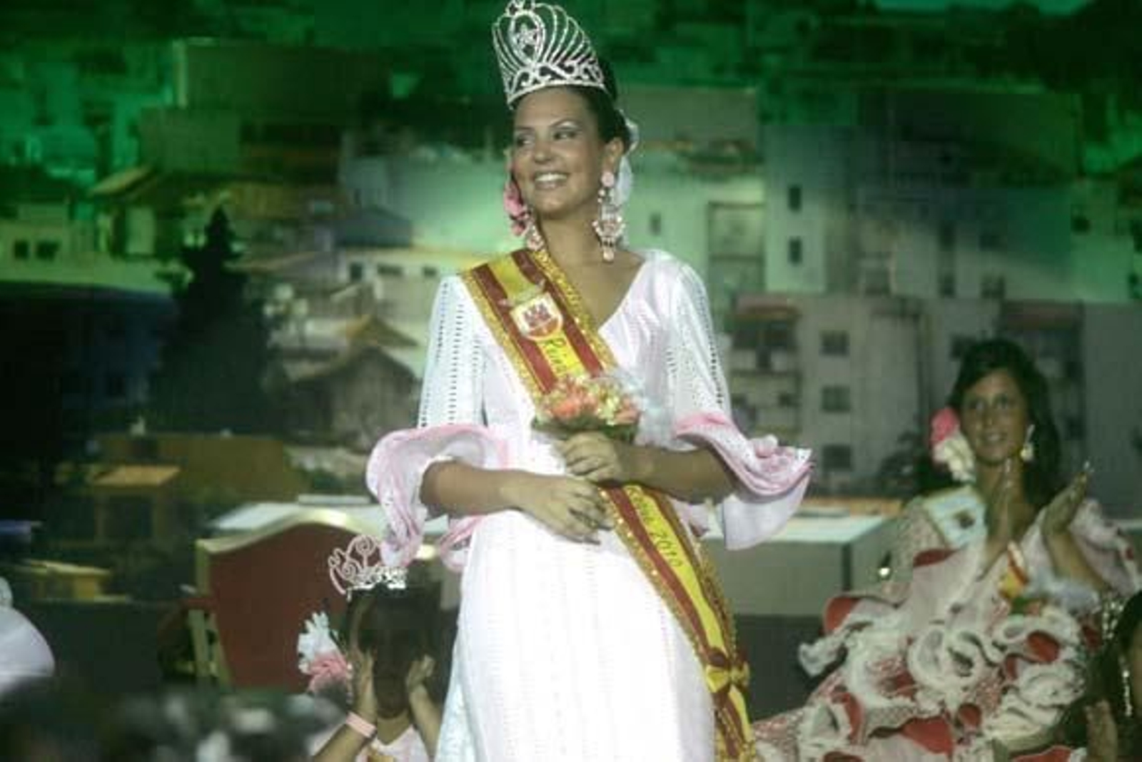 José Chamizo recuerda en el pregón su misión pastoral en San Roque y se procede a la coronación de la reina juvenil e infantil

Foto: J. M. Quinones