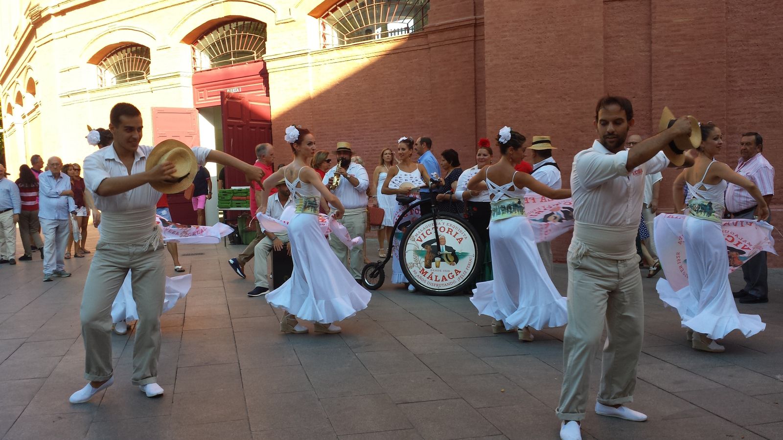 Un grupo flamenco amenizó los minutos previos al inicio de la corrida.