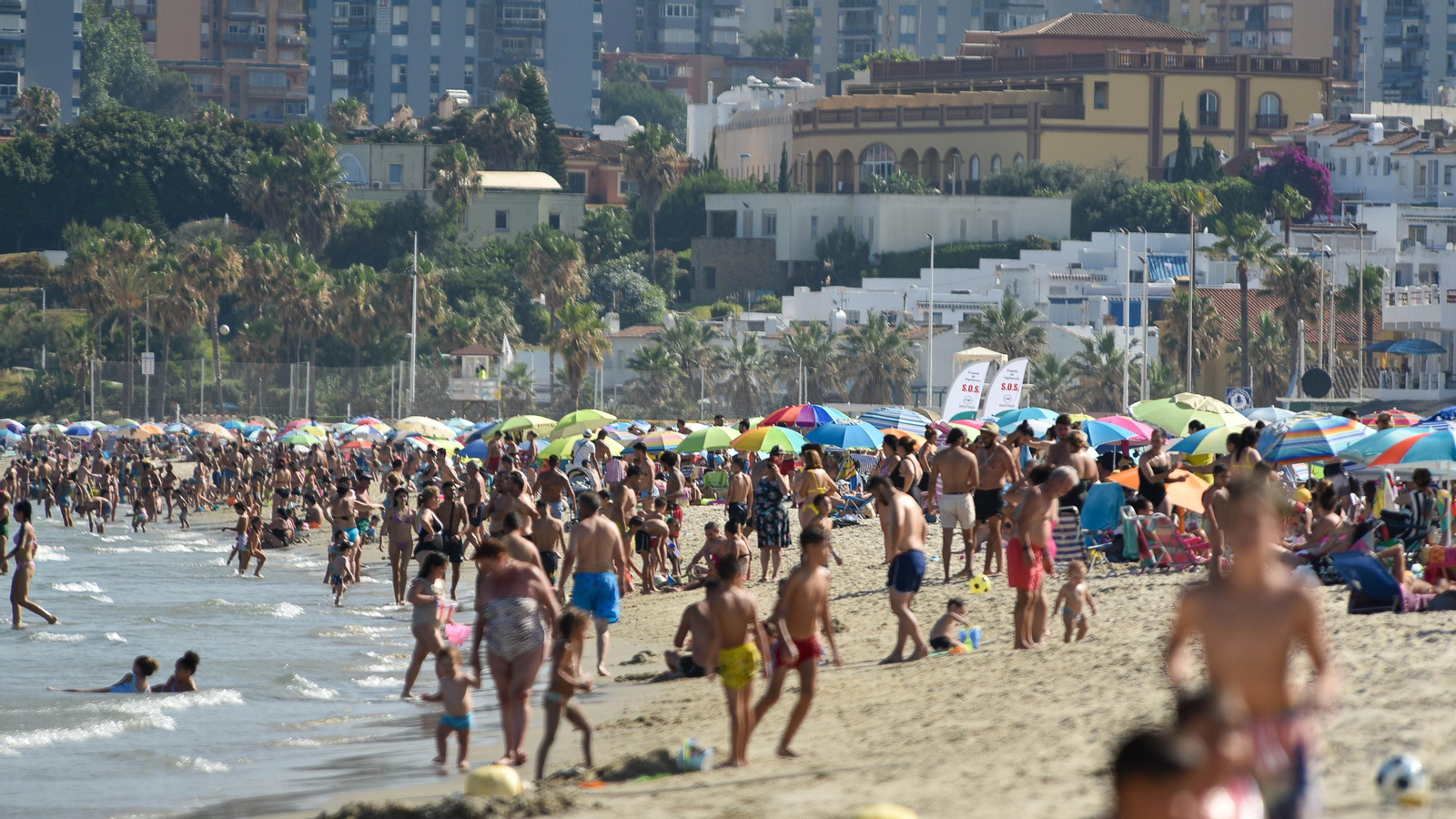 Fotos de la tarde en la playa del El Rinconcillo en plena ola de calor