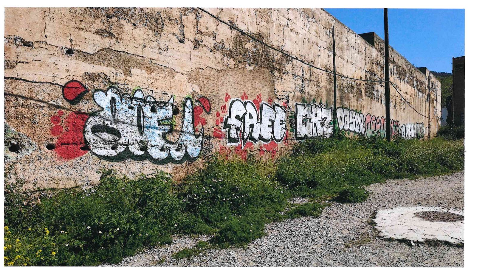 Pintada vandálica que atenta contra el patrimonio de la ciudad.