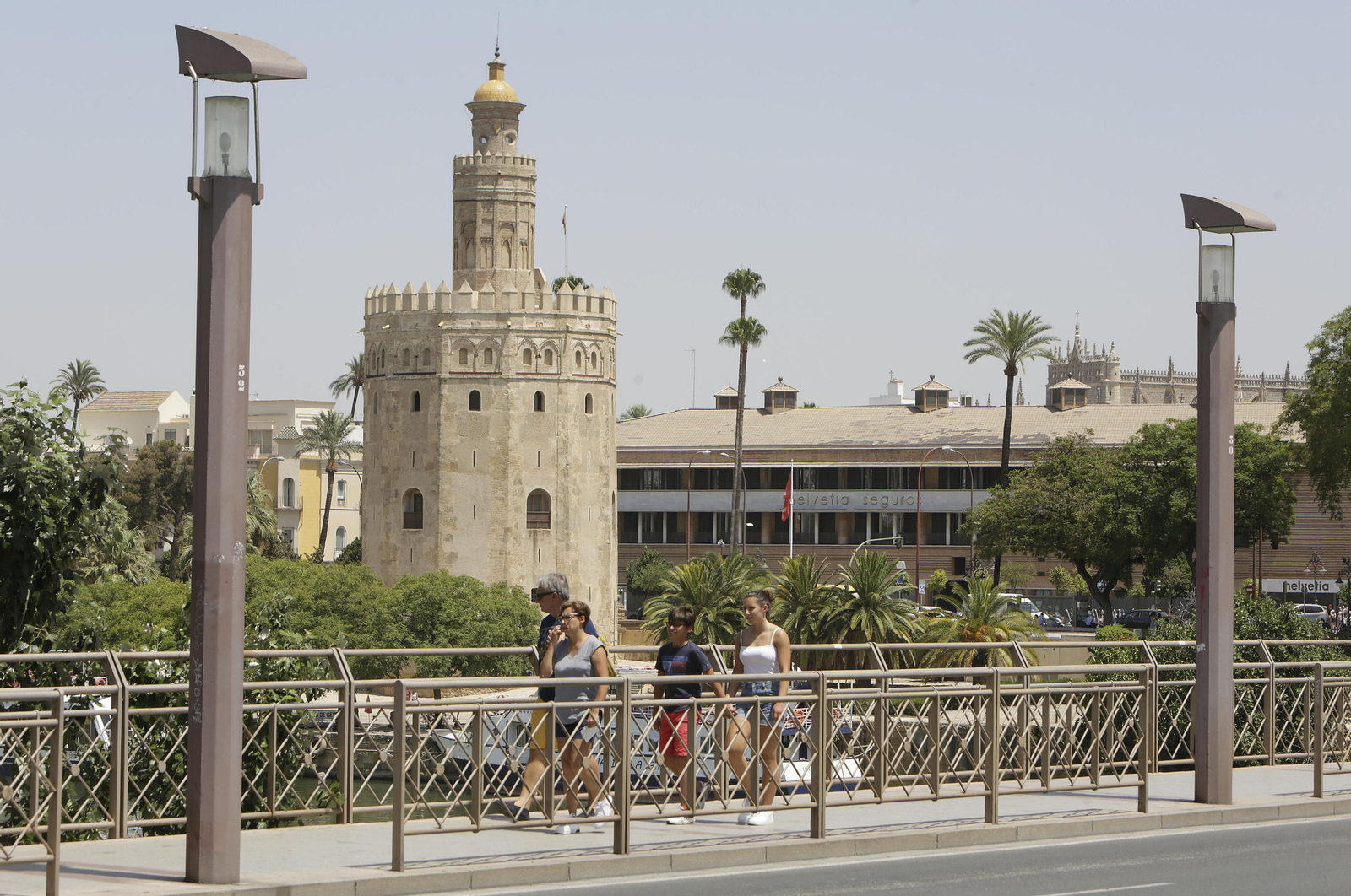 Un grupo de personas cruza ayer el puente de San Telmo con temperaturas que rozaban los 40 grados.