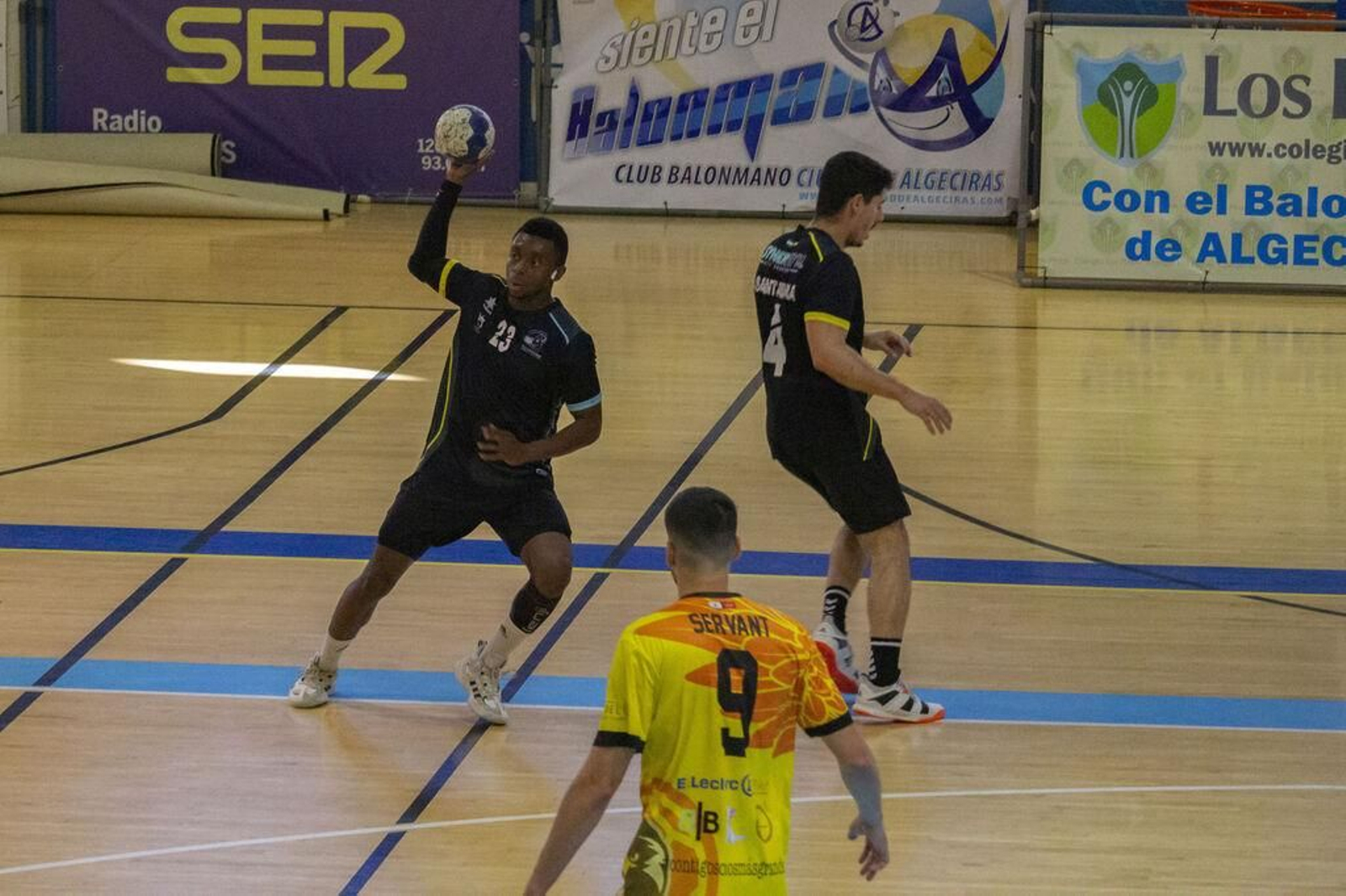 Borja Maho conduce un ataque del Ciudad de Algeciras ante el BM Pinto