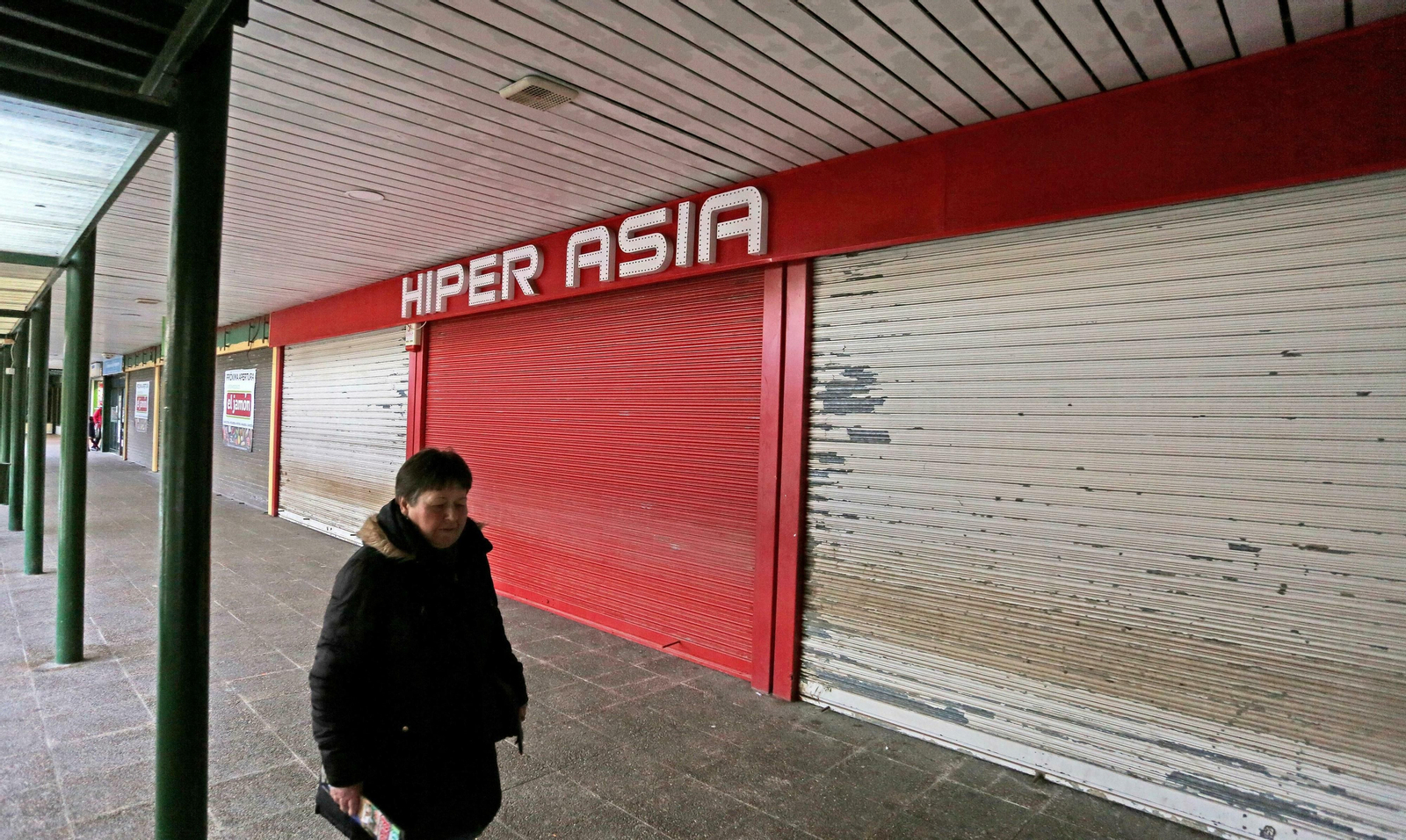 El Hiper Asia de Merca 80 con las puertas ya cerradas