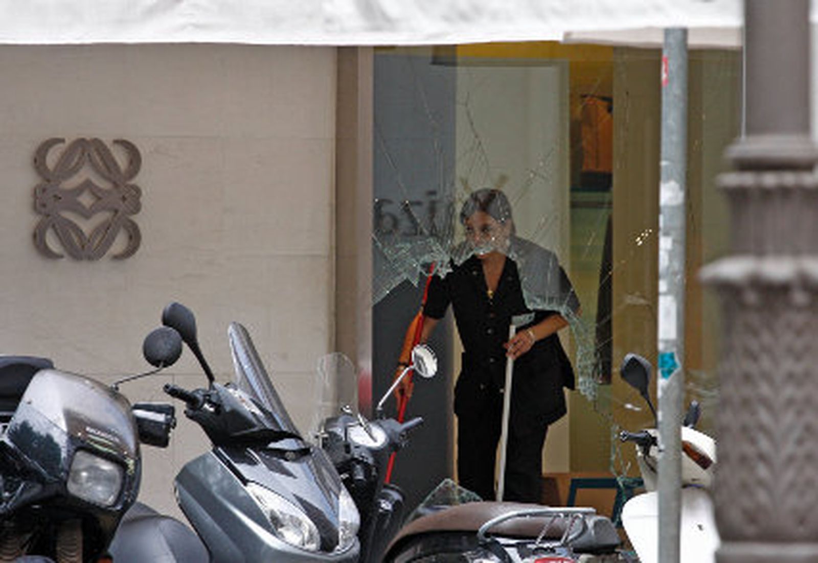 Un encapuchado desvalija la tienda de 'Loewe' en Plaza Nueva