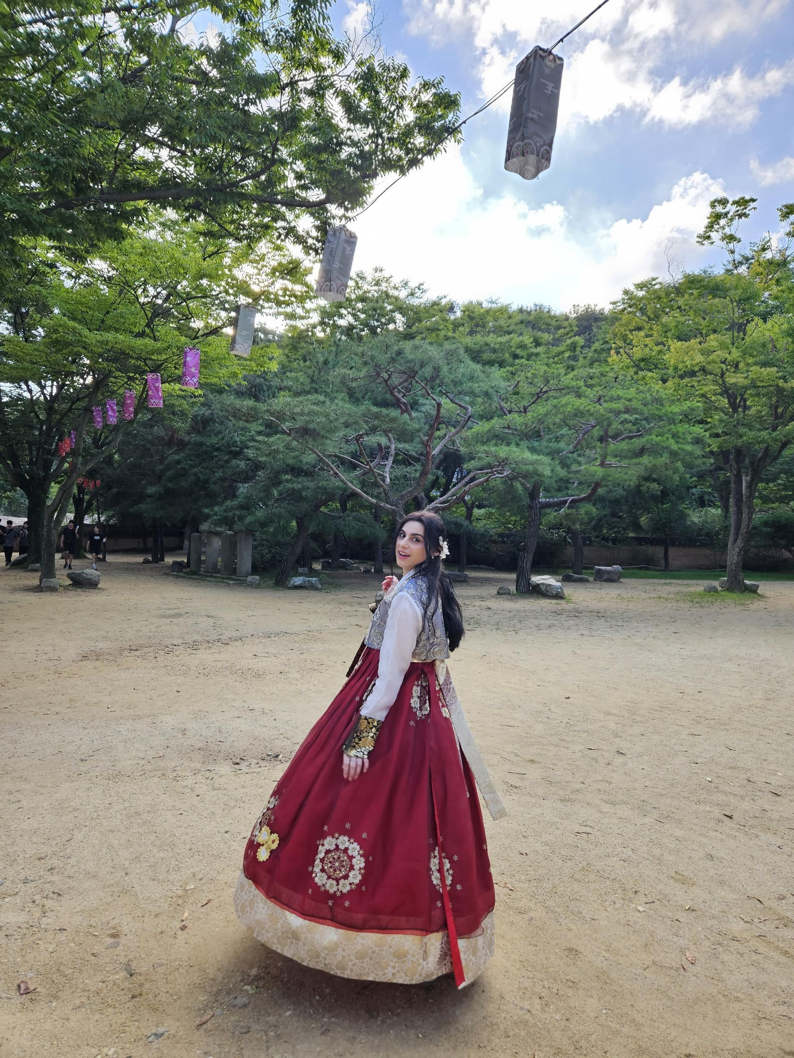 Alba con el hanbok, traje típico coreano.