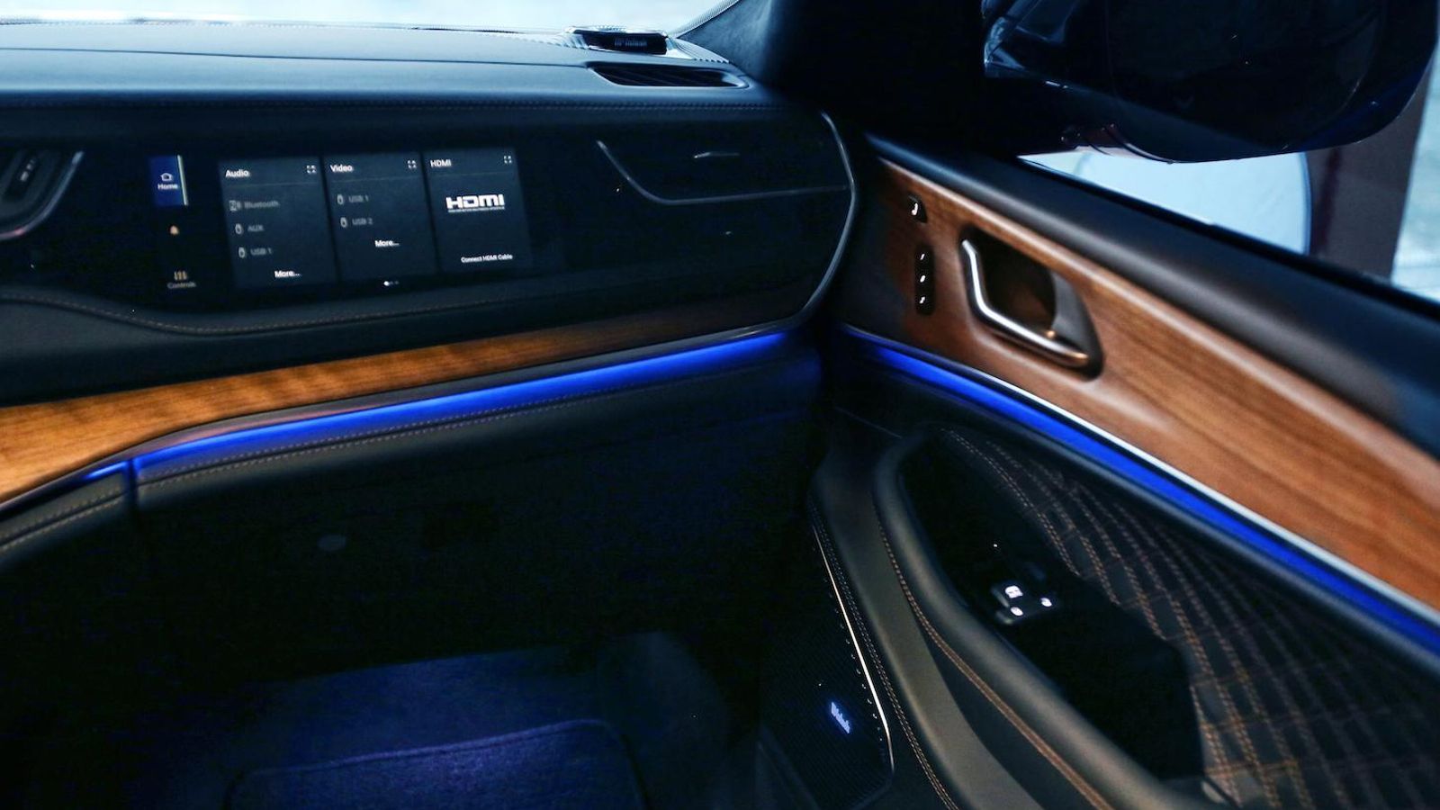 Entre las aportaciones más llamativas en equipamiento está la pantalla que se sitúa en el salpicadero frente al acompañante delantero.