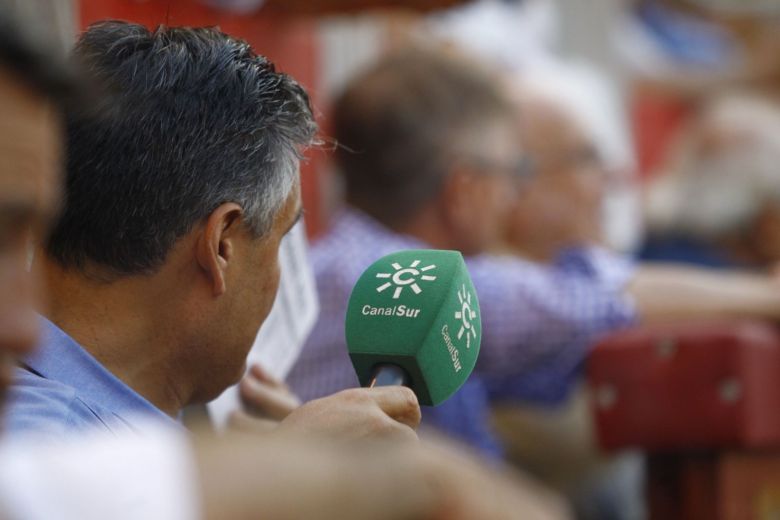 Imágenes del 'ambiente' en la corrida de toros de la Feria de Almería, con los diestros Morante de la Puebla, El Juli y Tomás Rufo