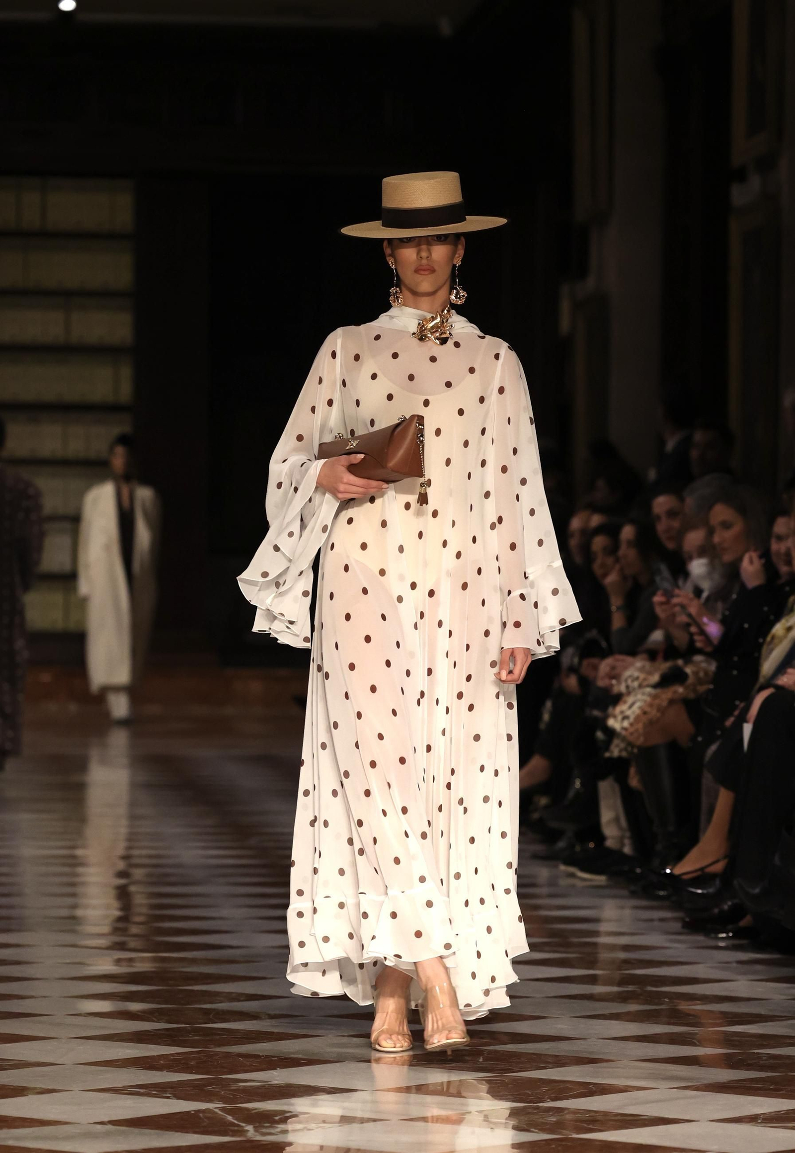 Desfile de Juana Martín en el Archivo de Indias de Sevilla