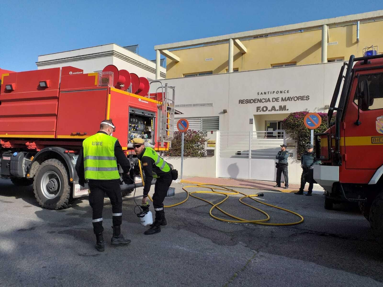 La UME y la Guardia Civil en la residencia de mayores FOAM Santiponce.