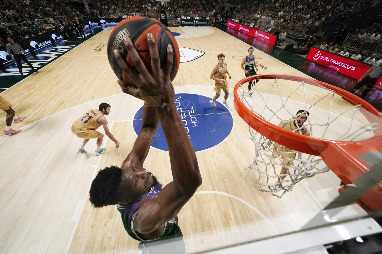 Yankuba Sima culmina un alley oop