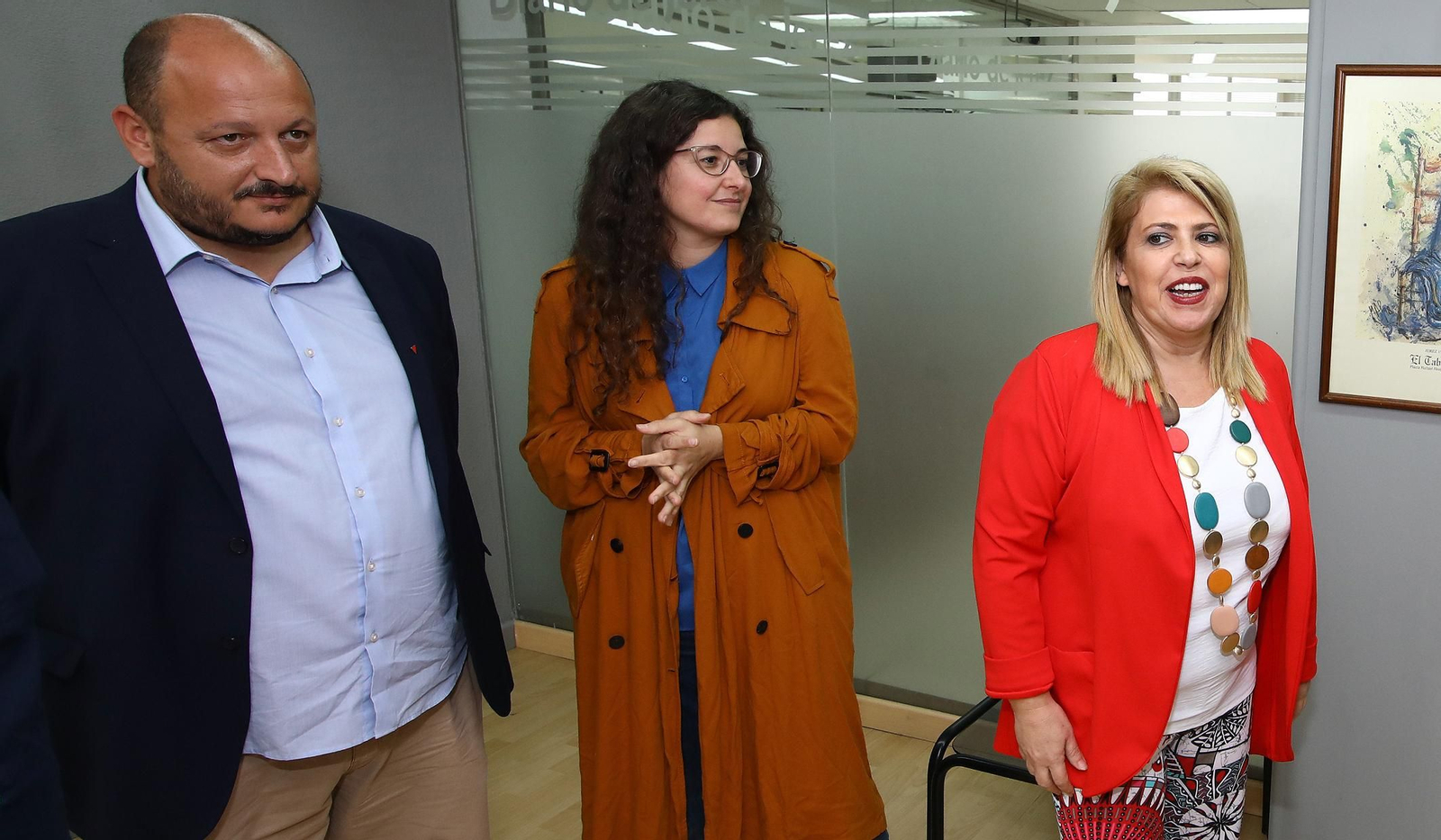 Raúl Ruiz-Berdejo y Violeta Márquez, de Adelante Jerez, con Mamen Sánchez.