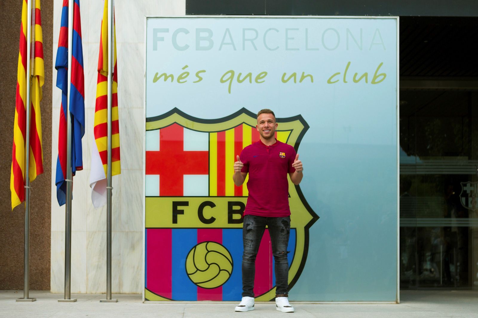 El centrocampista brasileño Arthur, en las oficinas del Barcelona tras llegar ayer mismo a la Ciudad Condal.