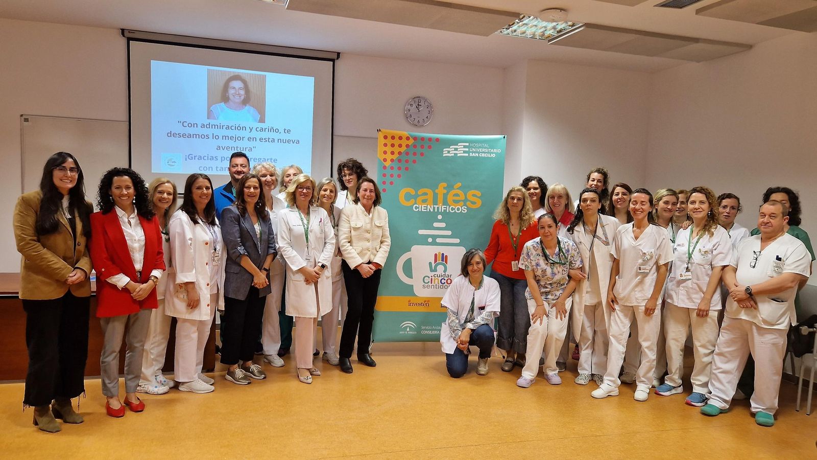 Foto de familia de los asistentes al acto.