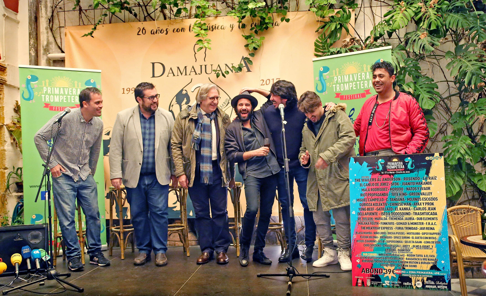 Un momento de la presentación ayer por parte de organizadores, patrocinadores y artistas en Damajuana.