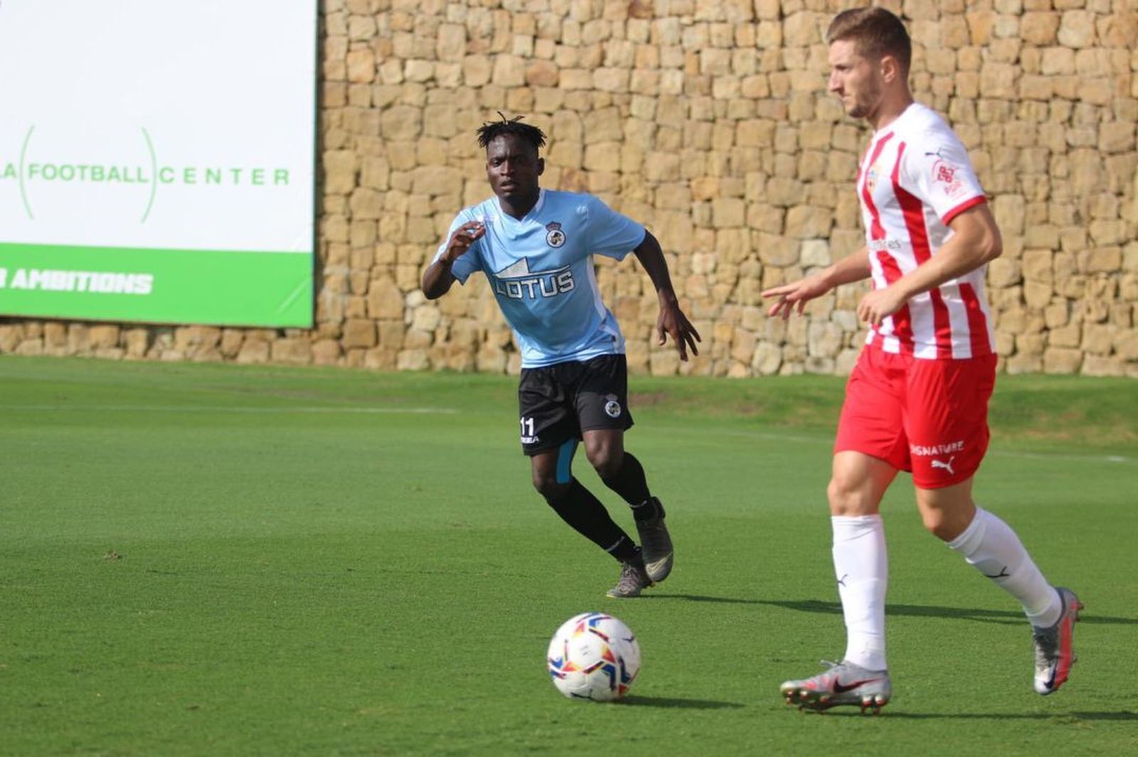 Balliu en un amistoso ante la Balona en las instalaciones de Marbella Football Center