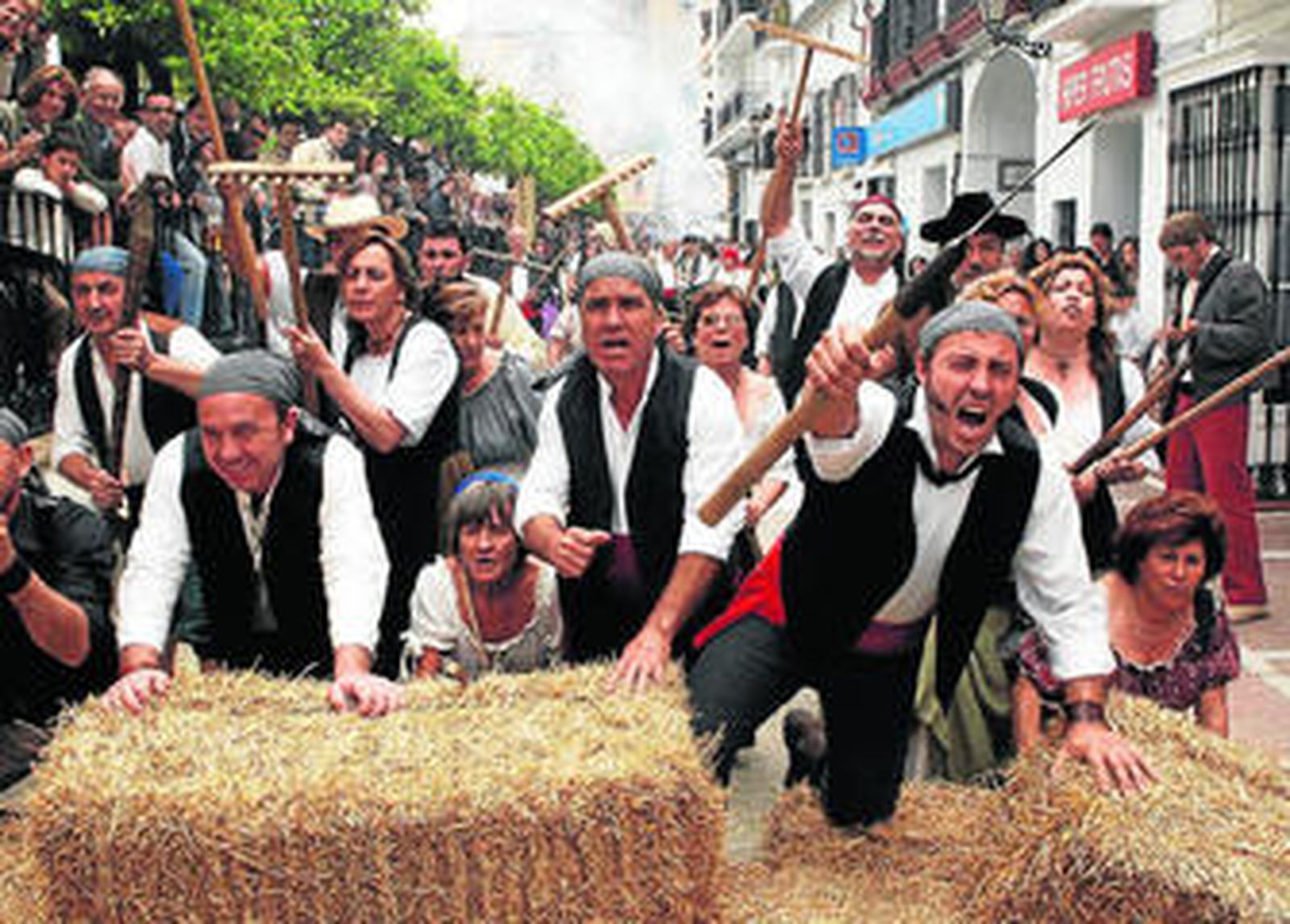 Escenificación de los algodonaleños, ayer,  defendiendo el pueblo de las tropas francesas.