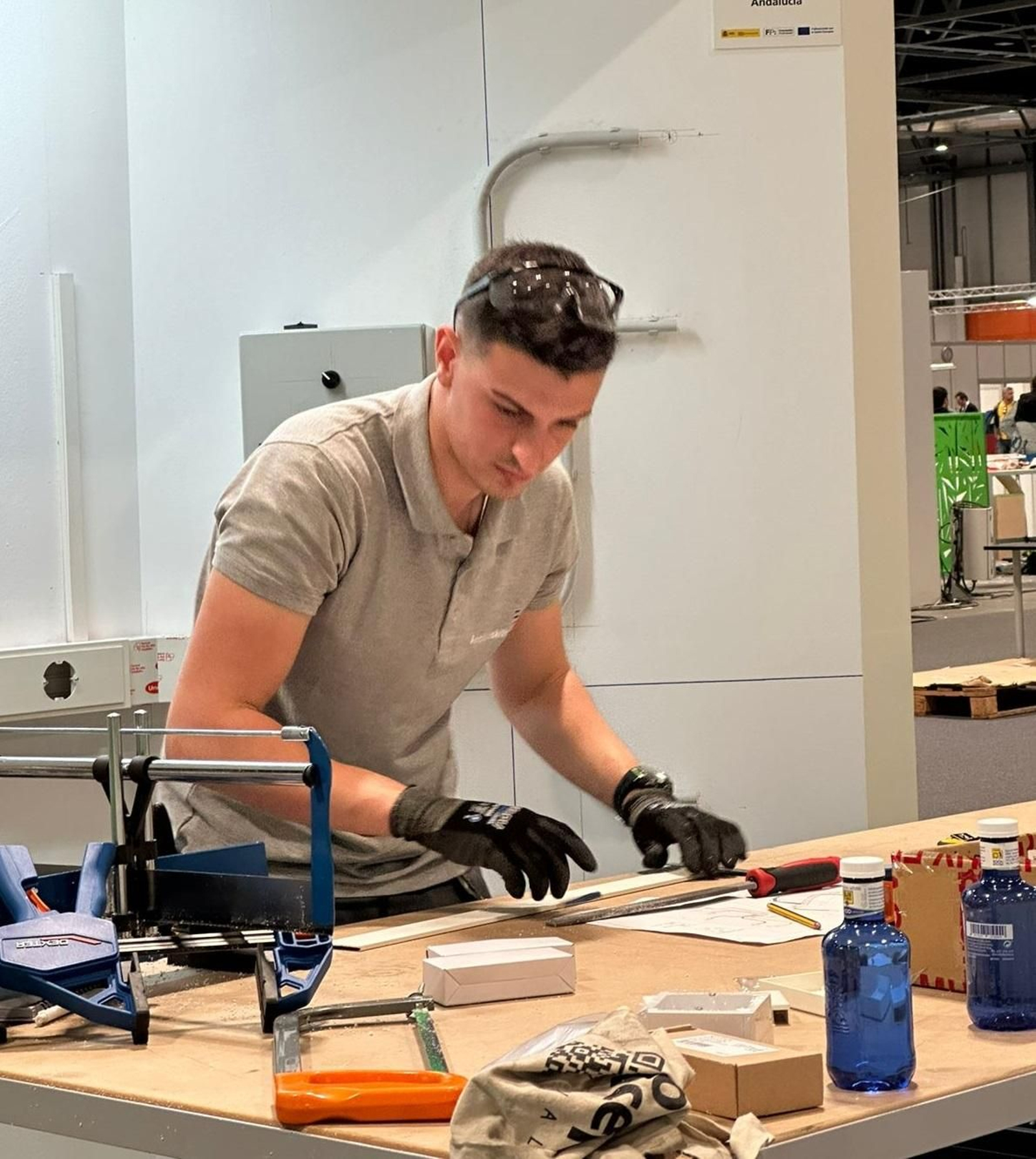 Un joven de una Formación Profesional. Un joven de una Formación Profesional.