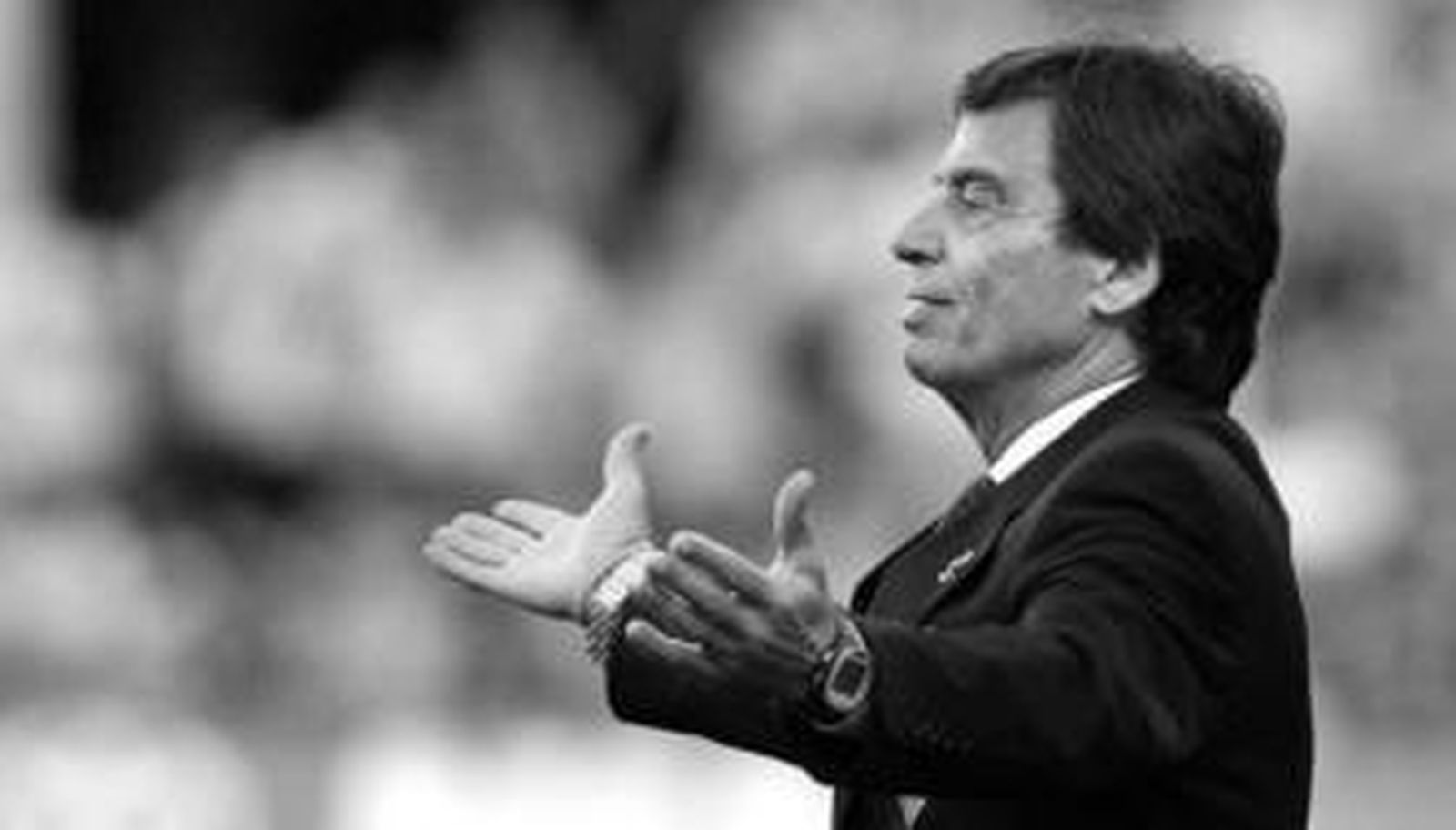 Paco Chaparro levanta los brazos delante del banquillo del Betis pidiendo explicaciones.