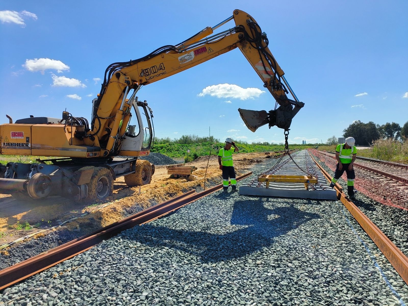 El Puerto de Sevilla construye un apartadero para trenes de hasta 750 metros junto a la carretera de la esclusa