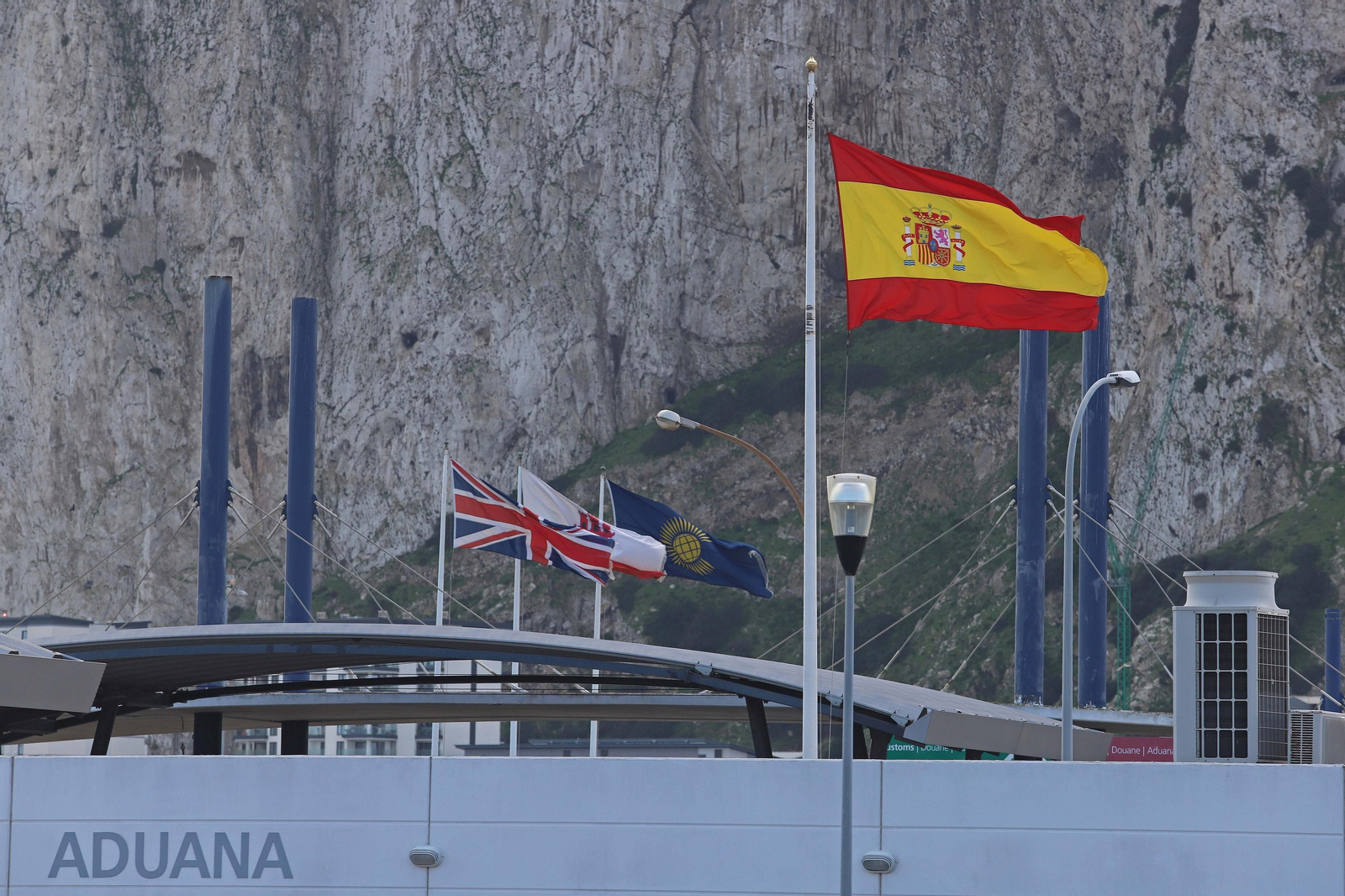 Banderas de España y Reino Unido en la Aduana de Gibraltar.