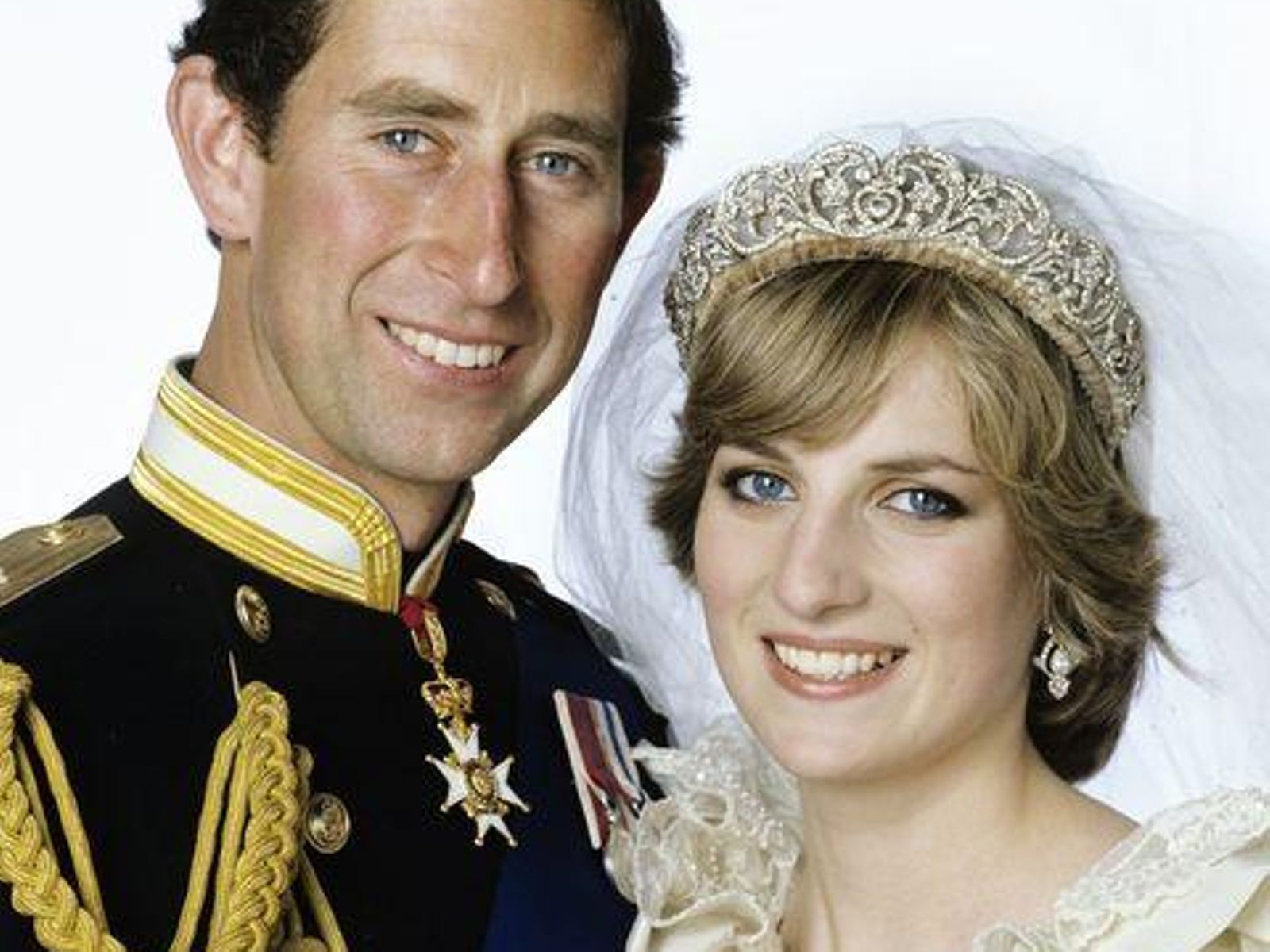 El príncipe de Gales y Lady Di en su foto oficial de boda