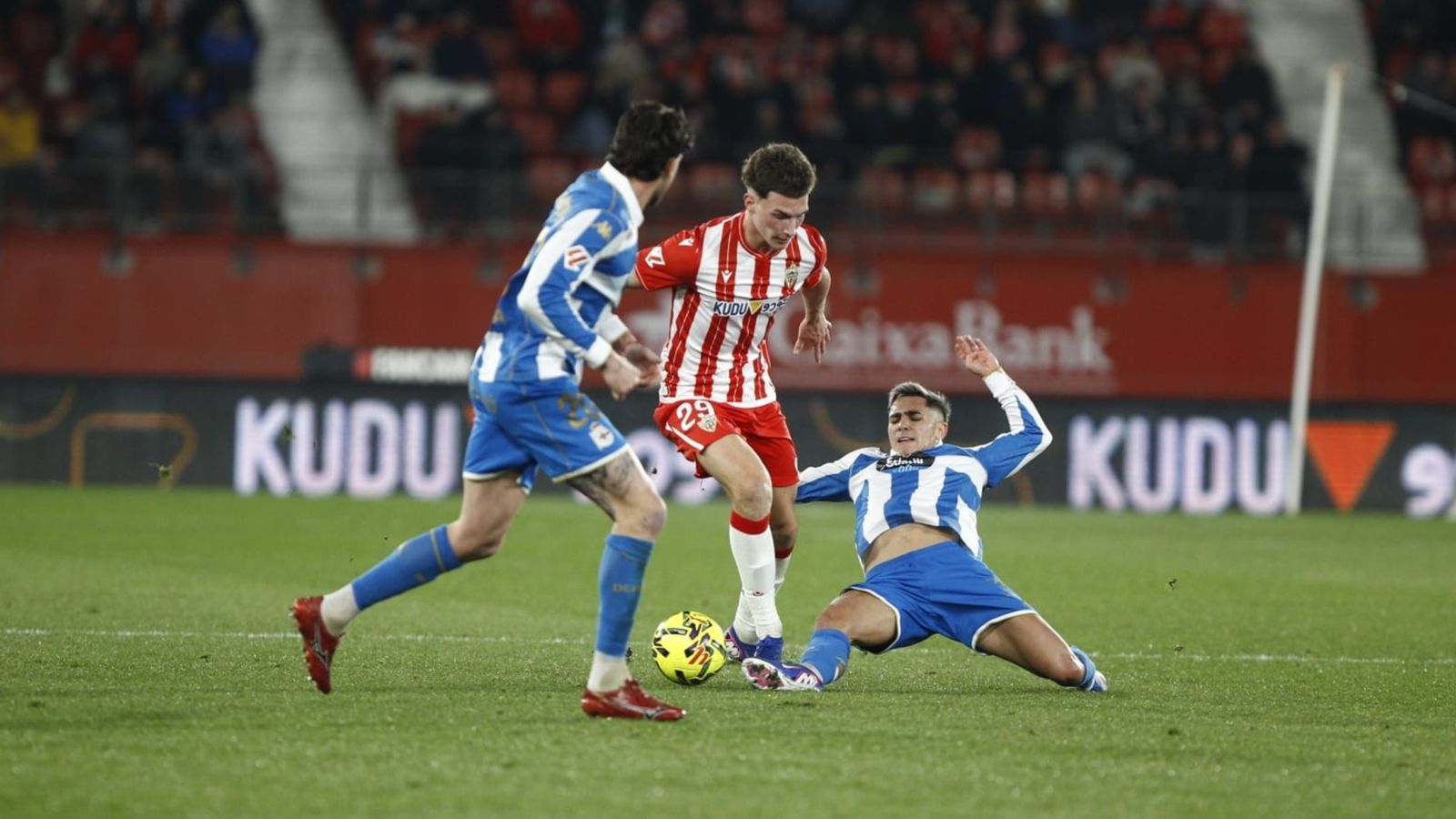 Stefan Dzodic trata de avanzar con Yeremay esforzándose en tareas defensivas.