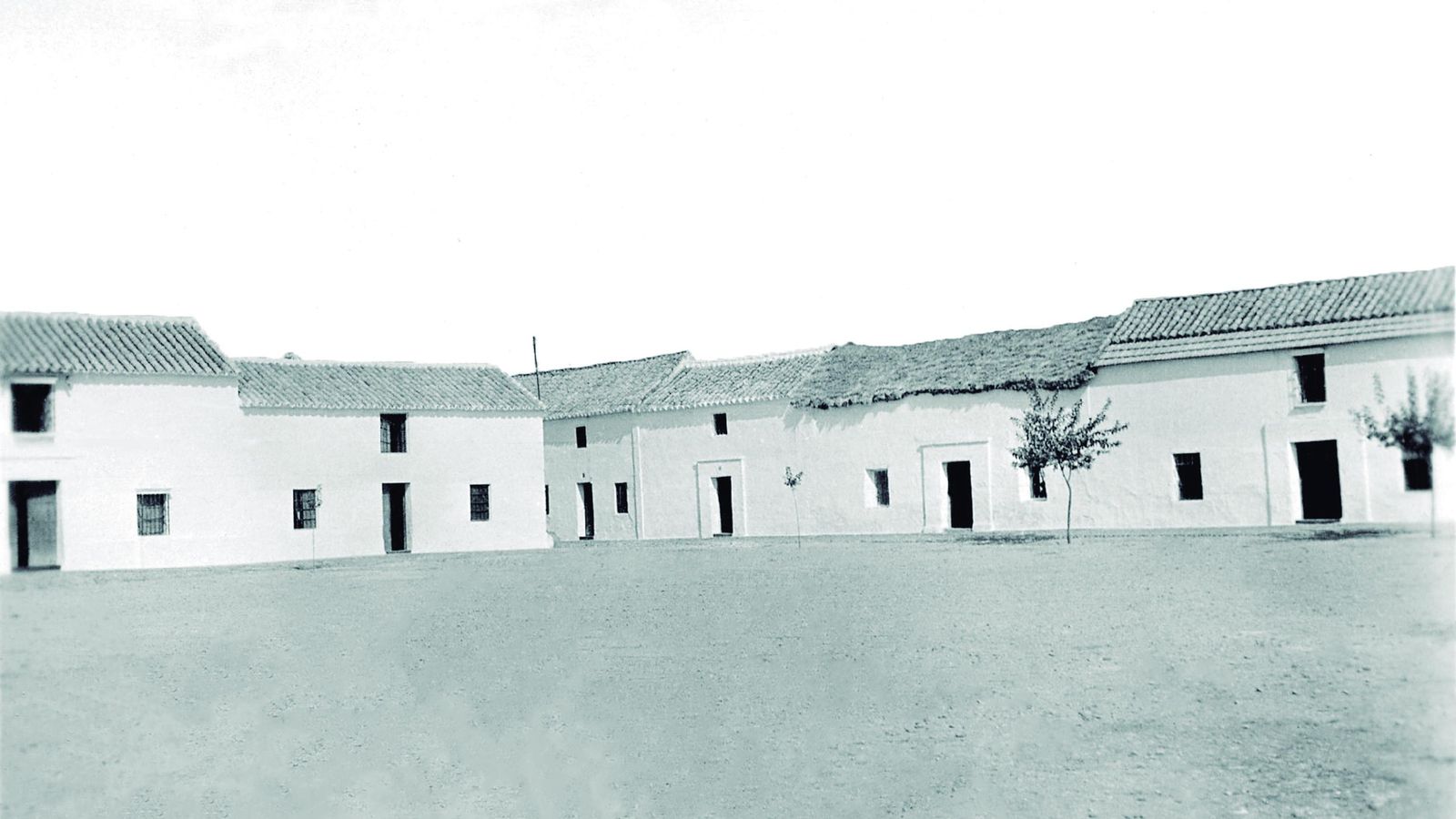 Ejemplos de arquitectura: antigua plaza colonial del Campillo; Plaza de La Luisiana; y Plaza de Santa Ana de Cañada Rosal.