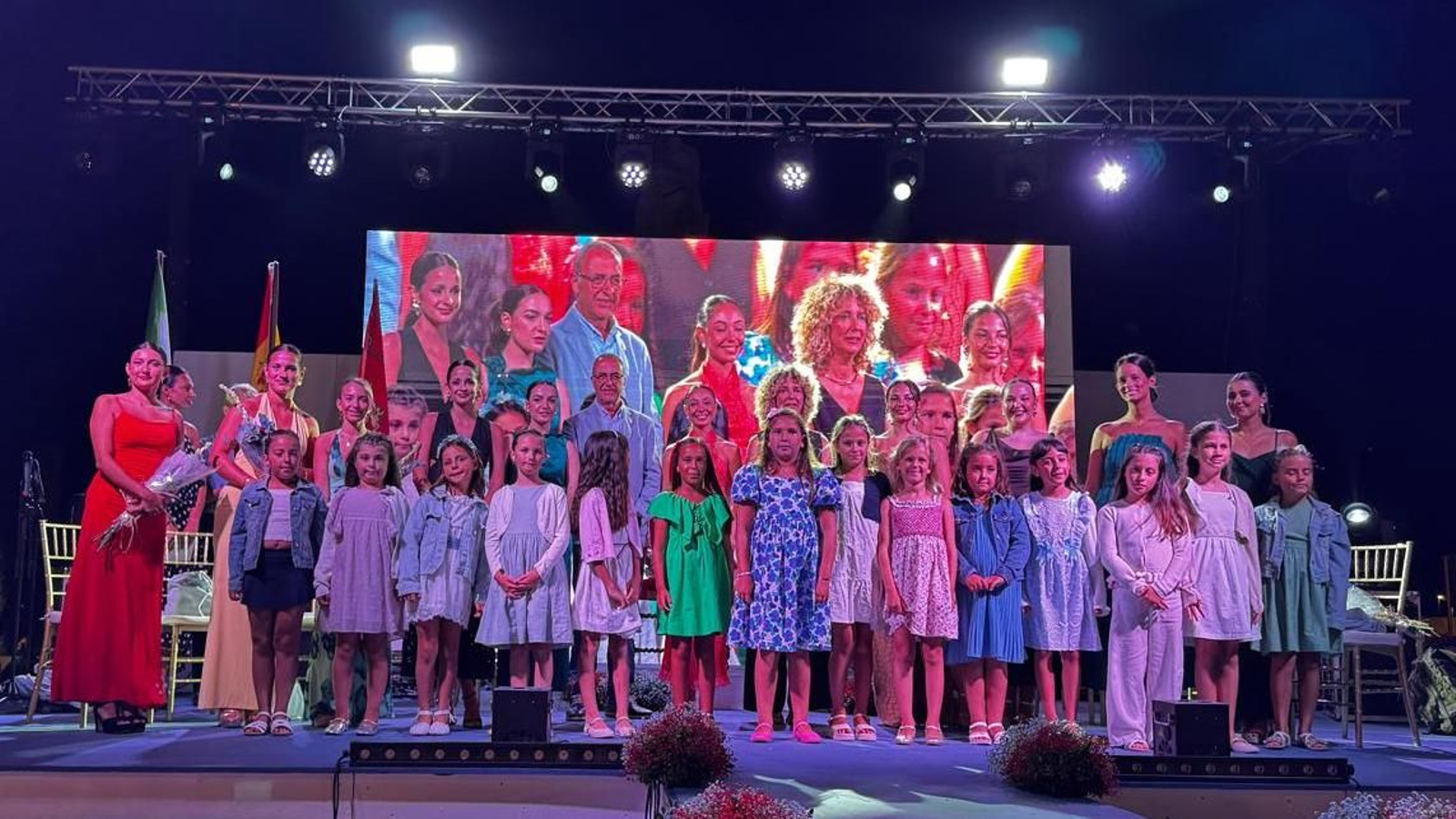 Las cortes juvenil e infantil, junto a los responsables municipales.