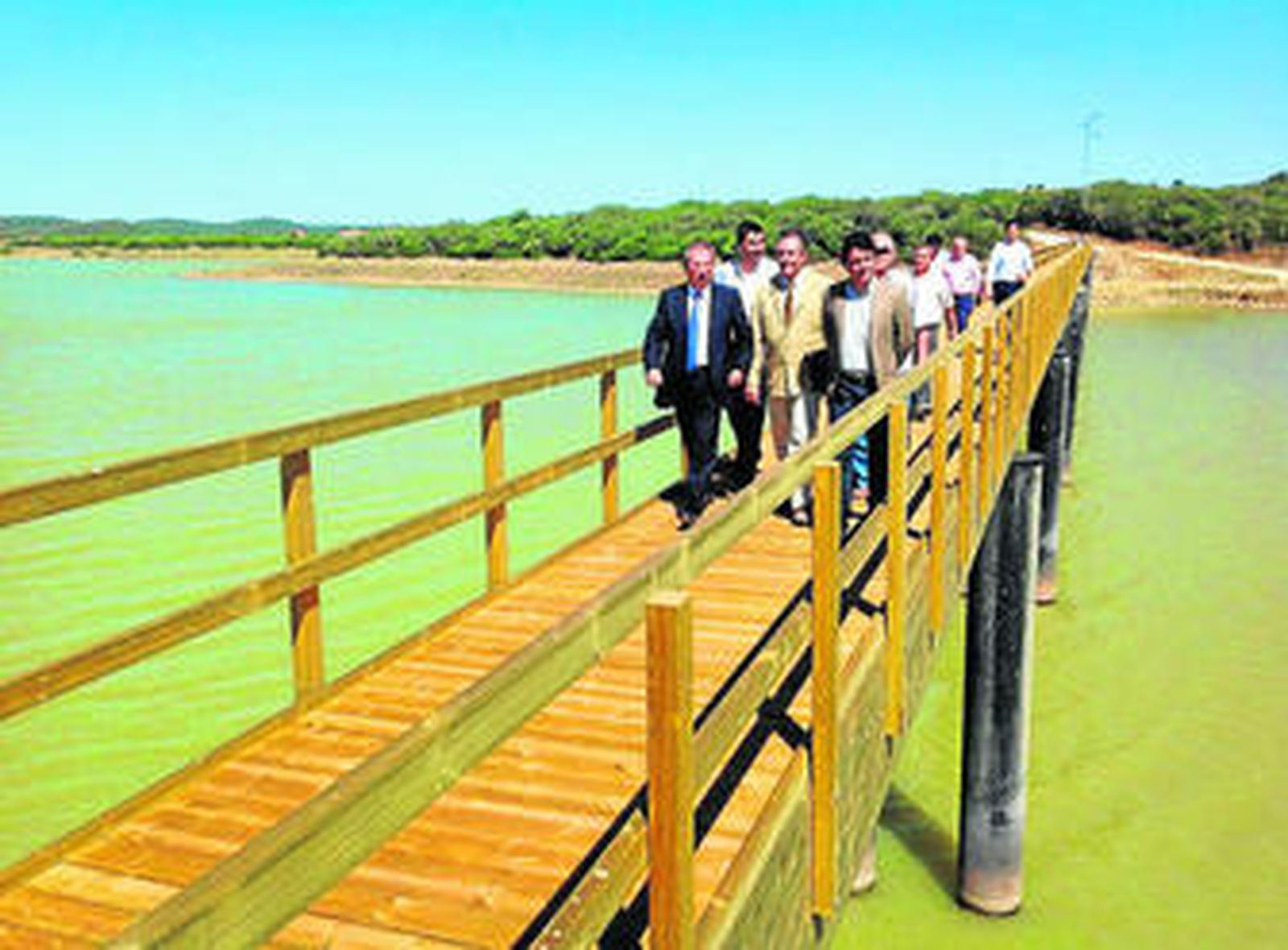 El subdelegado, Javier de Torre acompañó al resto de autoridades en un primer paseo por la pasarela.