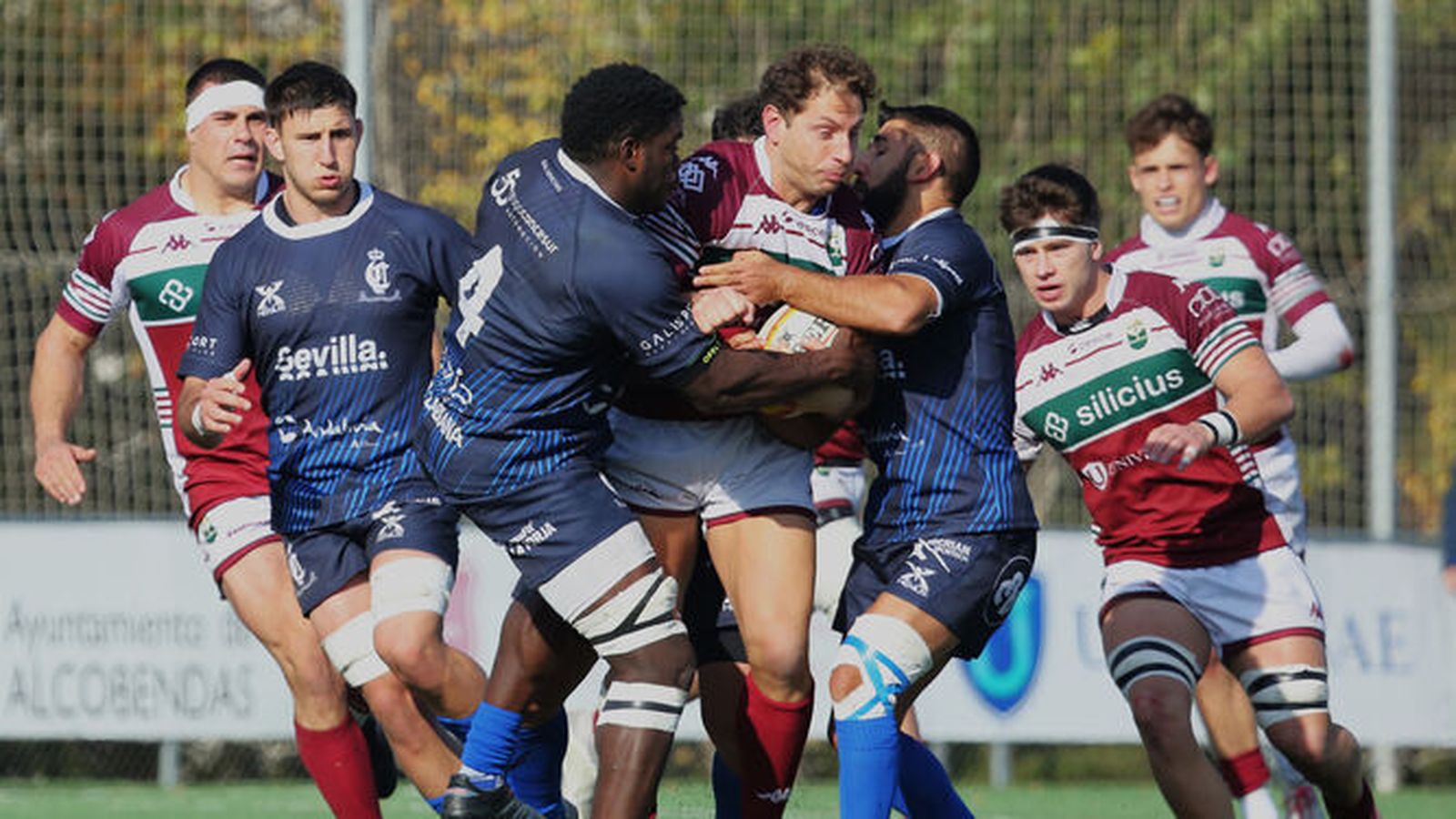 Bobo y Cocó Roldán tratan de detener un avance de los locales.