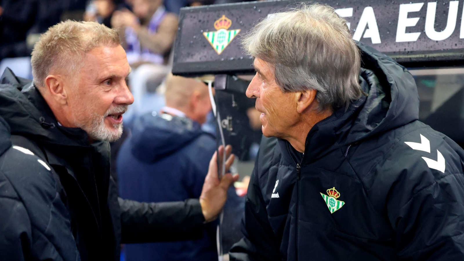 Manuel pellegrini saluda al técnico del Genk, Thorsten Fink.