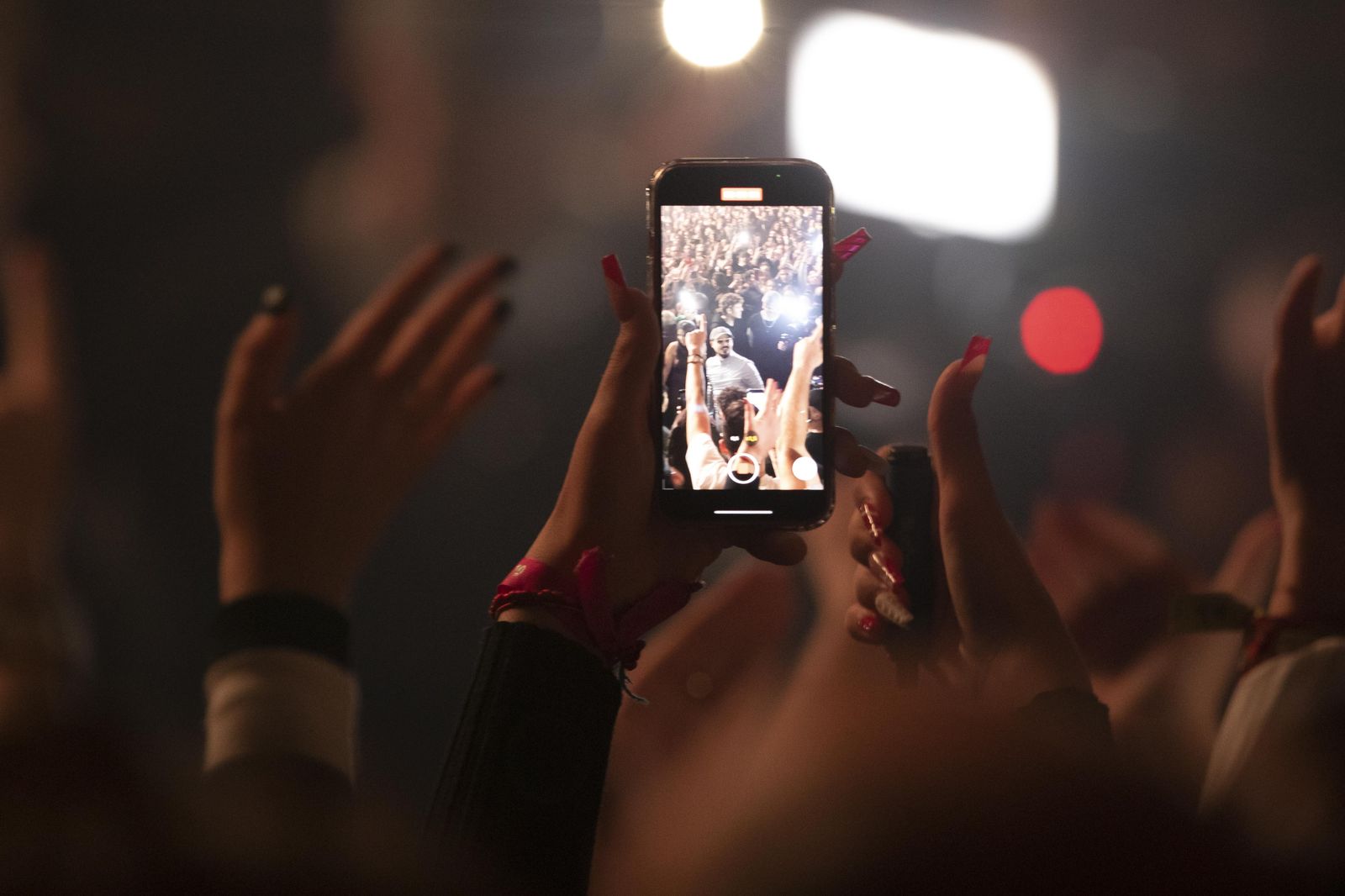 Dellafuente vuelve a tocar la cúspide en su segundo concierto en Granada, en imágenes