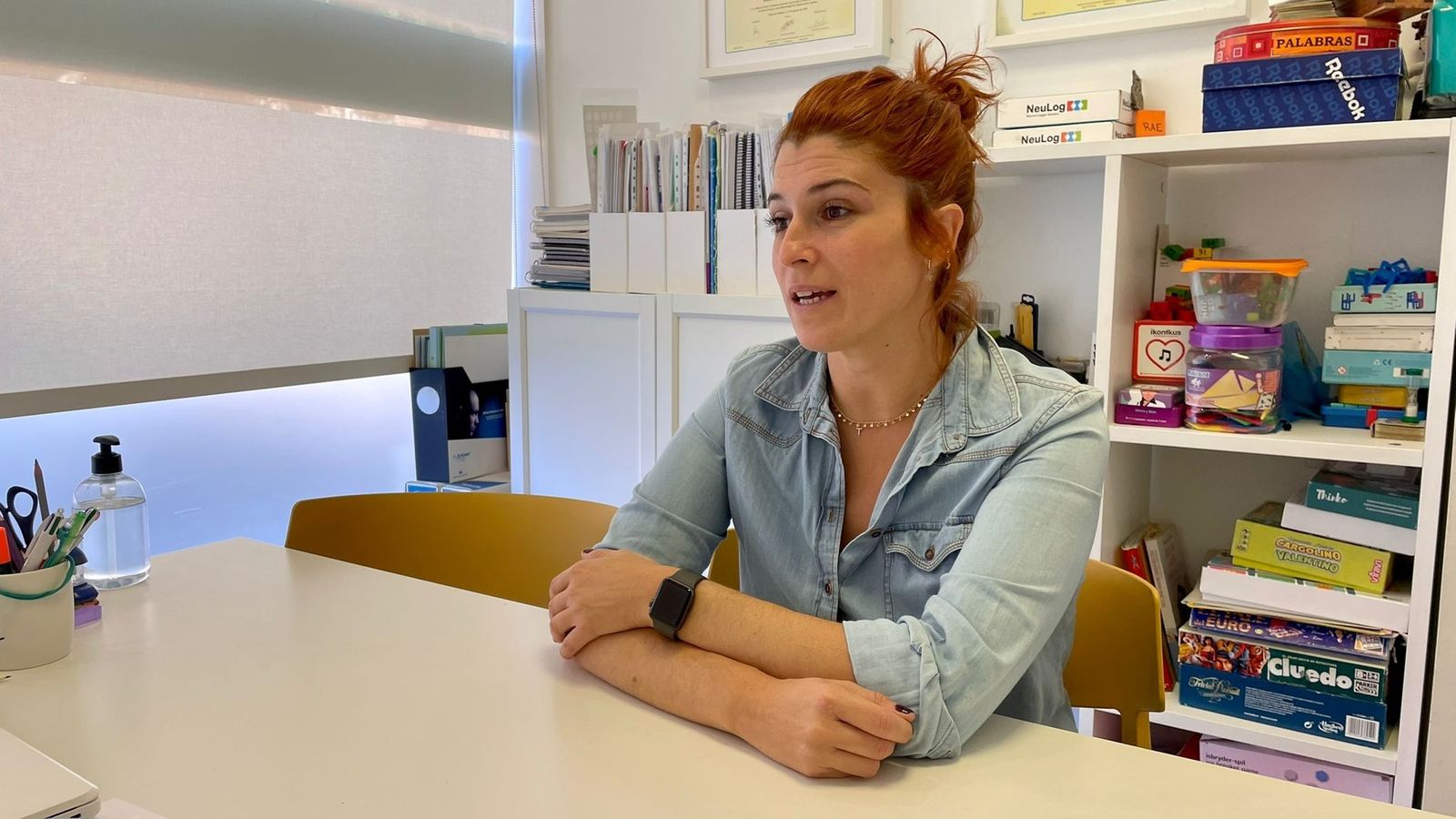 La secretaria de la asociación Neurodem, durante la charla