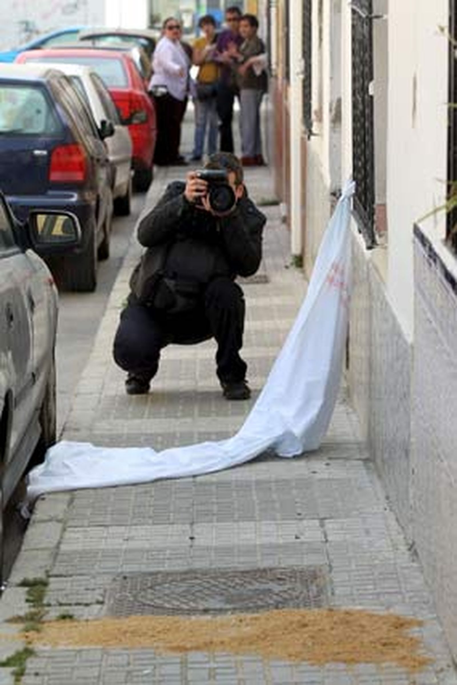 Muere una mujer degollada en plena calle por su pareja en Málaga