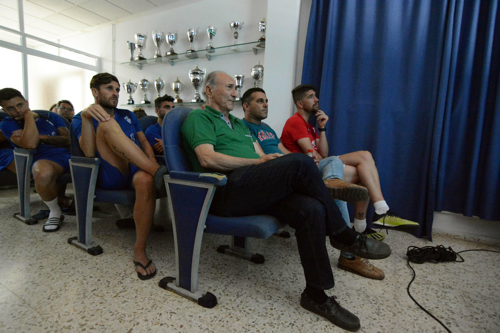 Ricardo Alfonso Álvarez, Emilio Fajardo y Berlanga siguen el sorteo.