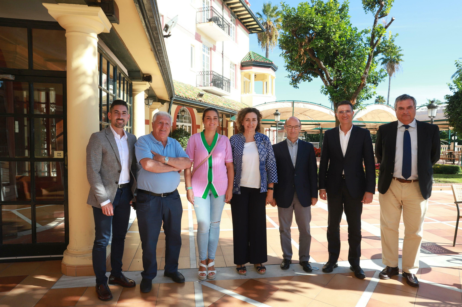 Rafael Piñero, Pepe Ramírez, Begoña Arana, Carmen Romero, Juan Harlos Herrera, Javier Chaparro y Juan Fernández de Mesa, en el hotel Reina Cristina.